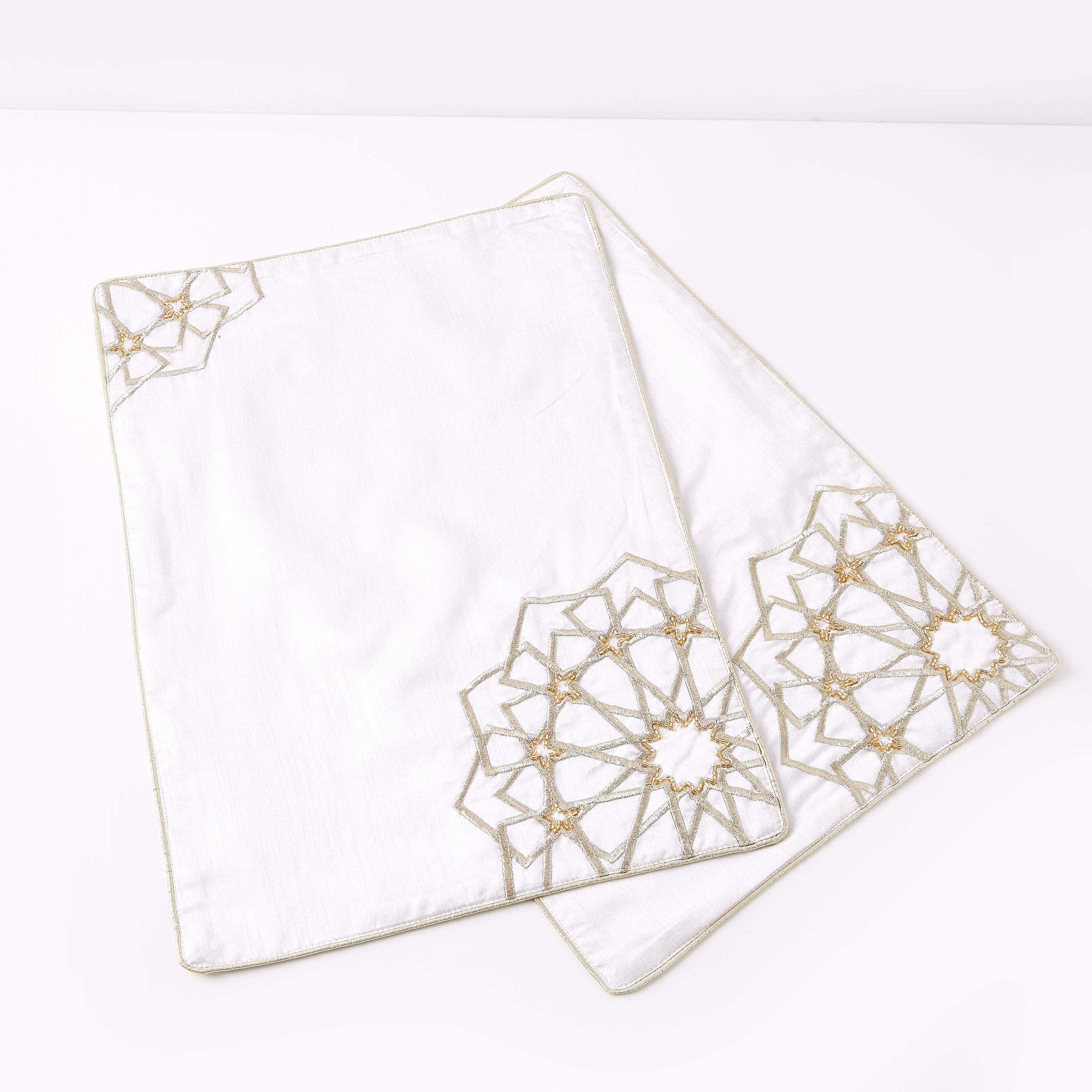 لبادة صحون مطرزة من ماركش - طقم من قطعتين-hbxdecorandfurnishings-homefurnishings-tablelinens-image-4