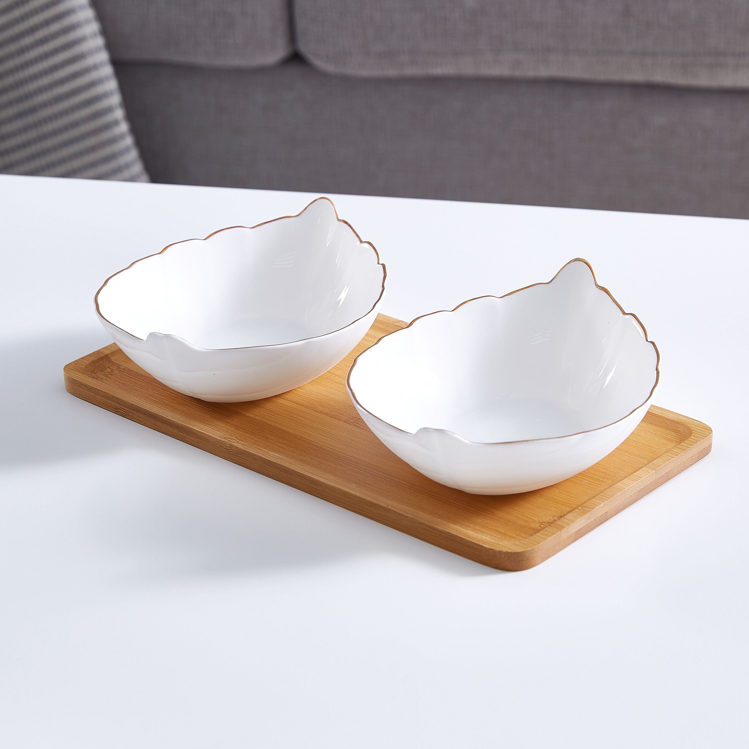 طقم أوعية تقديم بورسلين قطعتين وحامل من الخيرزان من أوبلوير-hbxdecorandfurnishings-tabletop-serveware-image-1