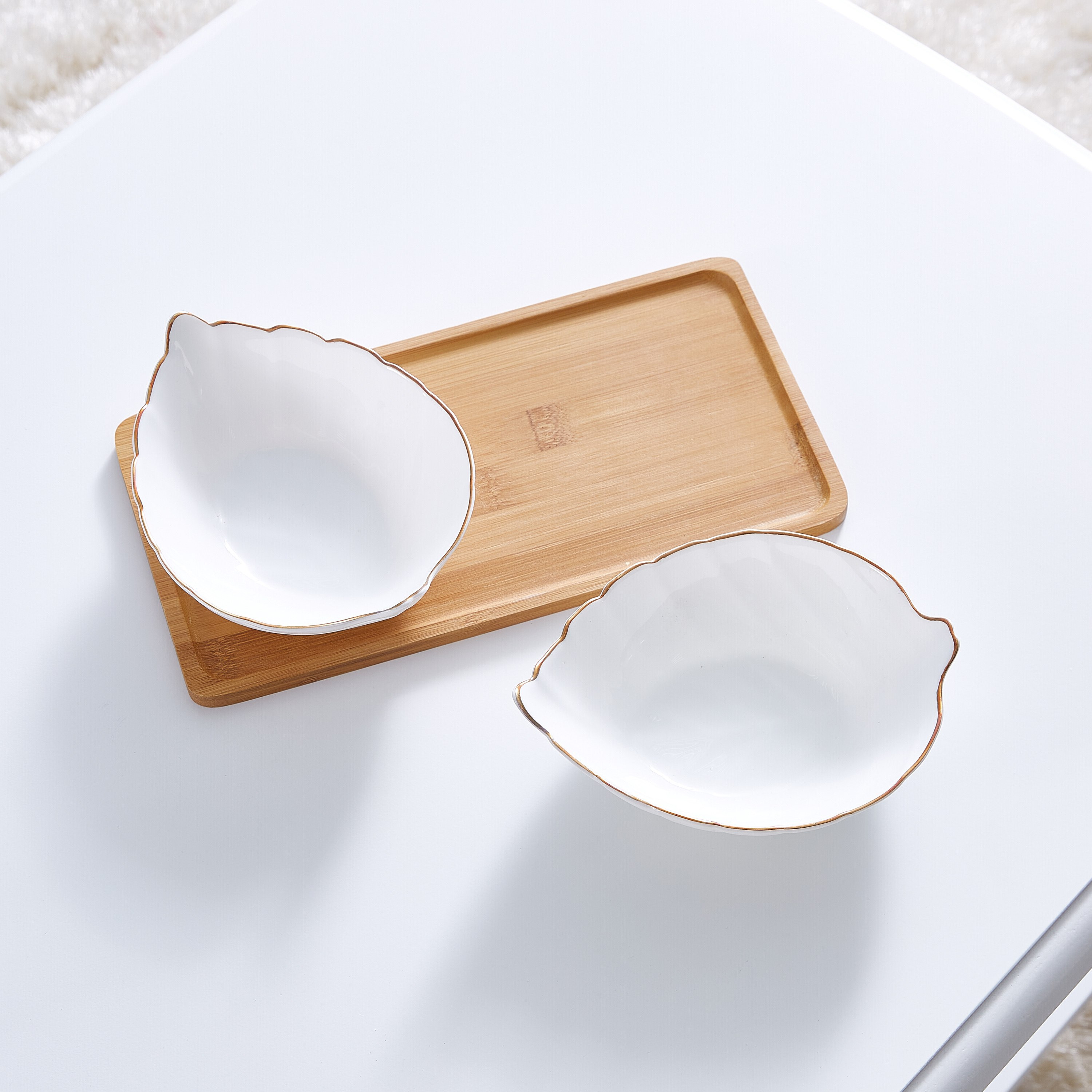 طقم أوعية تقديم بورسلين قطعتين وحامل من الخيرزان من أوبلوير-hbxdecorandfurnishings-tabletop-serveware-image-2