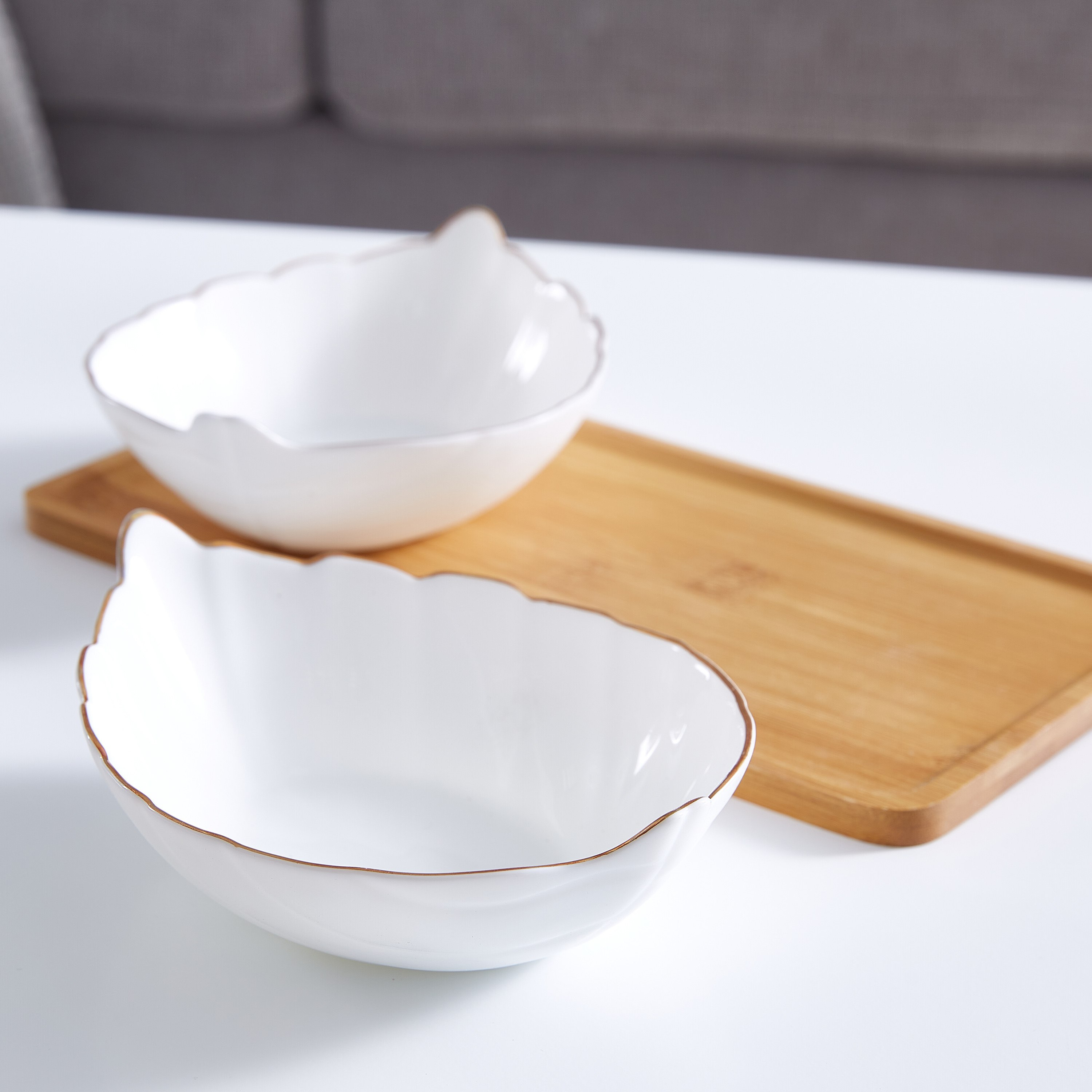 طقم أوعية تقديم بورسلين قطعتين وحامل من الخيرزان من أوبلوير-hbxdecorandfurnishings-tabletop-serveware-image-3