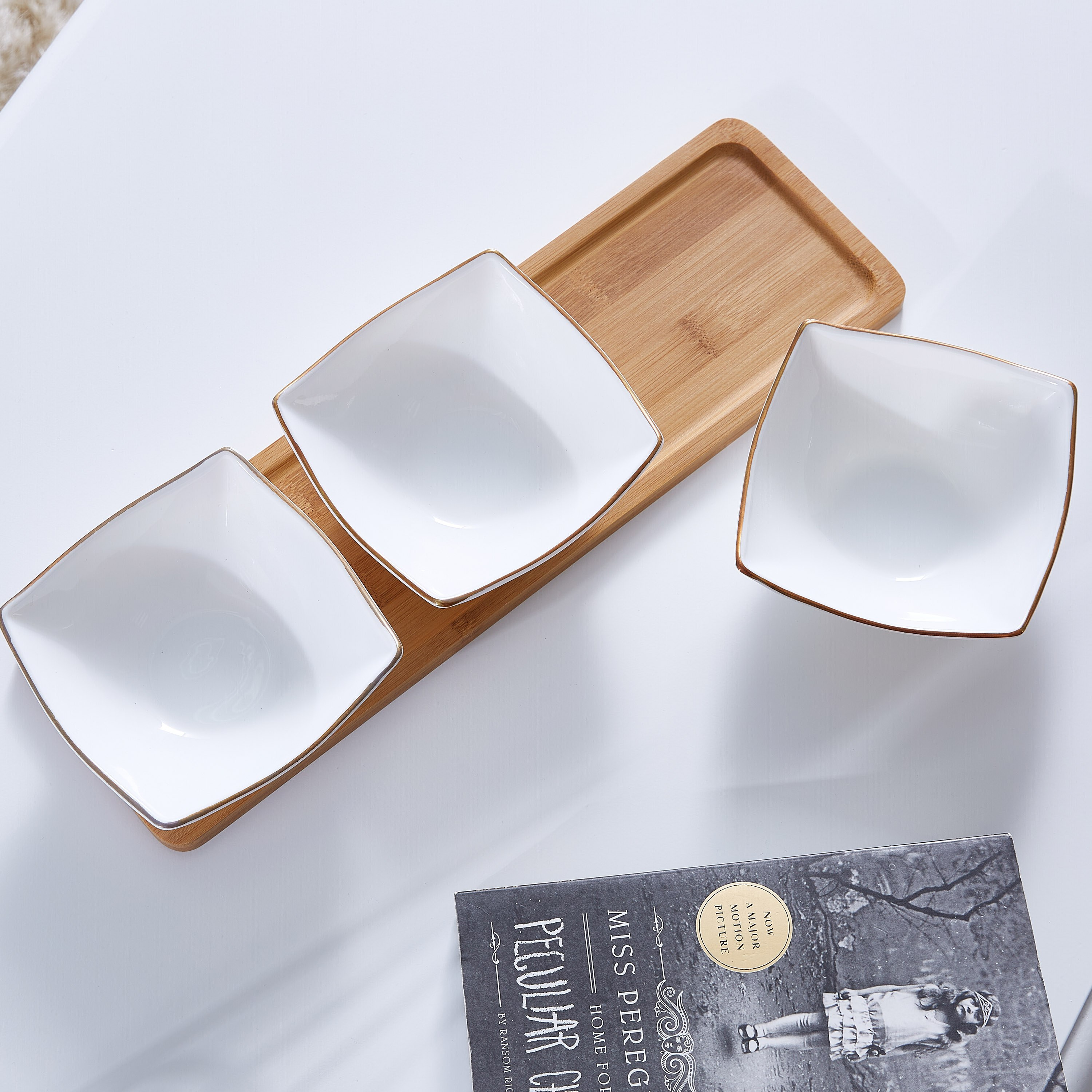 طقم أوعية تقديم بورسلين 3 قطع وحامل من الخيرزان من أوبلوير-hbxdecorandfurnishings-tabletop-serveware-image-2