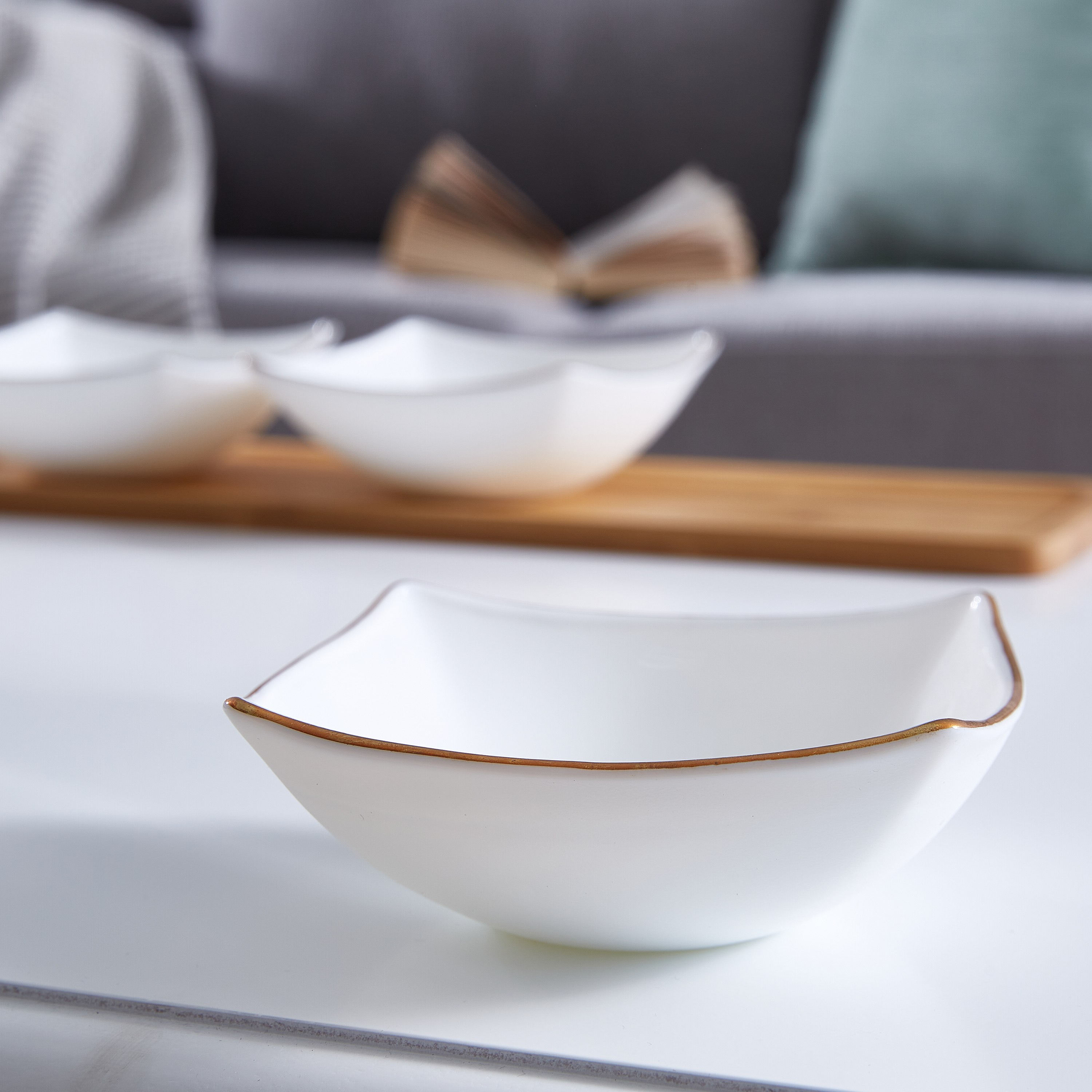 طقم أوعية تقديم بورسلين 3 قطع وحامل من الخيرزان من أوبلوير-hbxdecorandfurnishings-tabletop-serveware-image-3