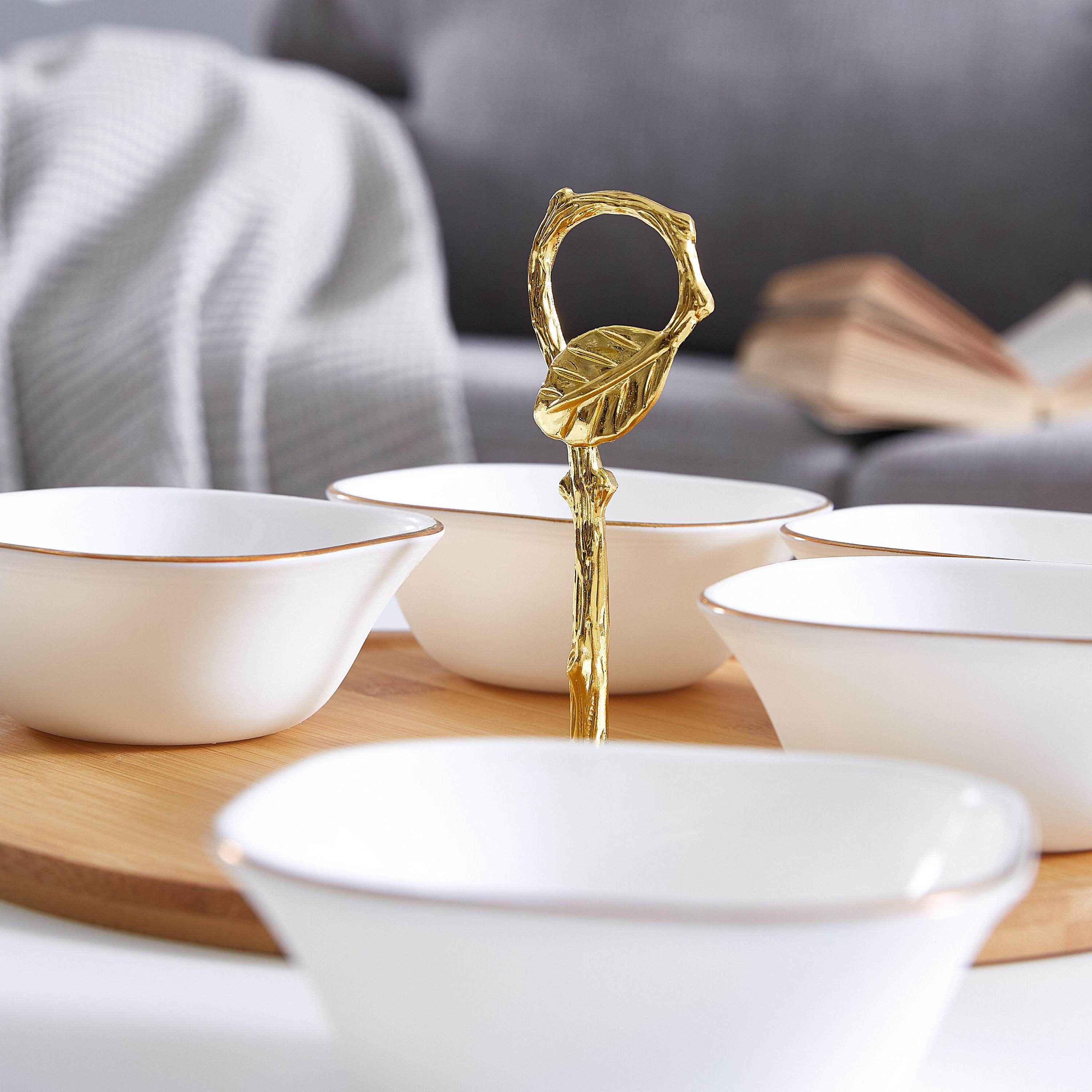 طقم أوعية تقديم بورسلين 5 قطع وحامل من الخيرزان من أوبلوير-hbxdecorandfurnishings-tabletop-serveware-image-3