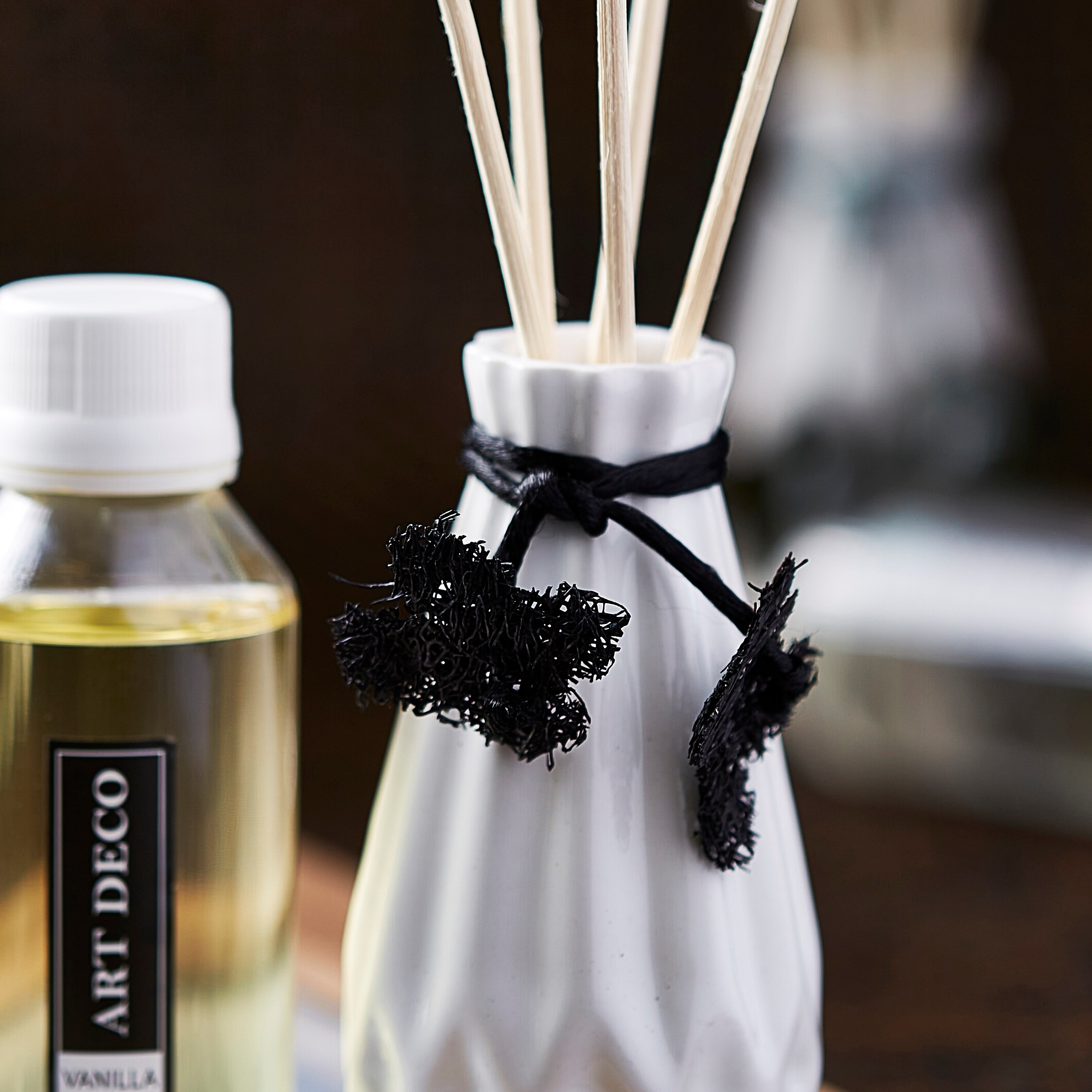 طقم موزّع عطور قصب في وعاء سيراميكي بـ 6 عيدان قصب برائحة الفانيلا من ريدن ستارلينج - 100 مل-PROMO_HB_AE_B1G1_250925-image-2