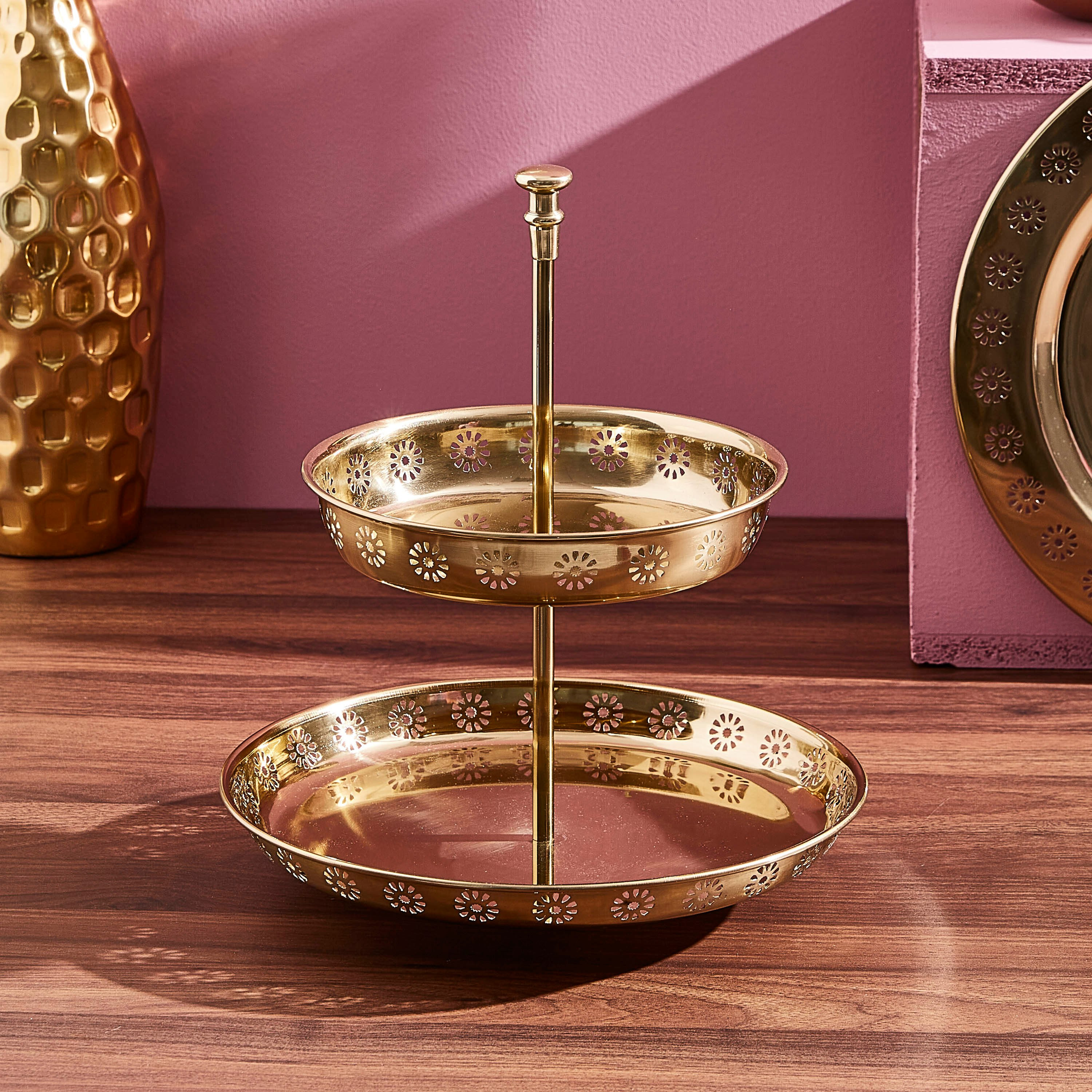 صحن تقديم بطابقين وقواطع مفرّغة بتصميم أزهار من مراكش-hbxdecorandfurnishings-tabletop-serveware-image-1