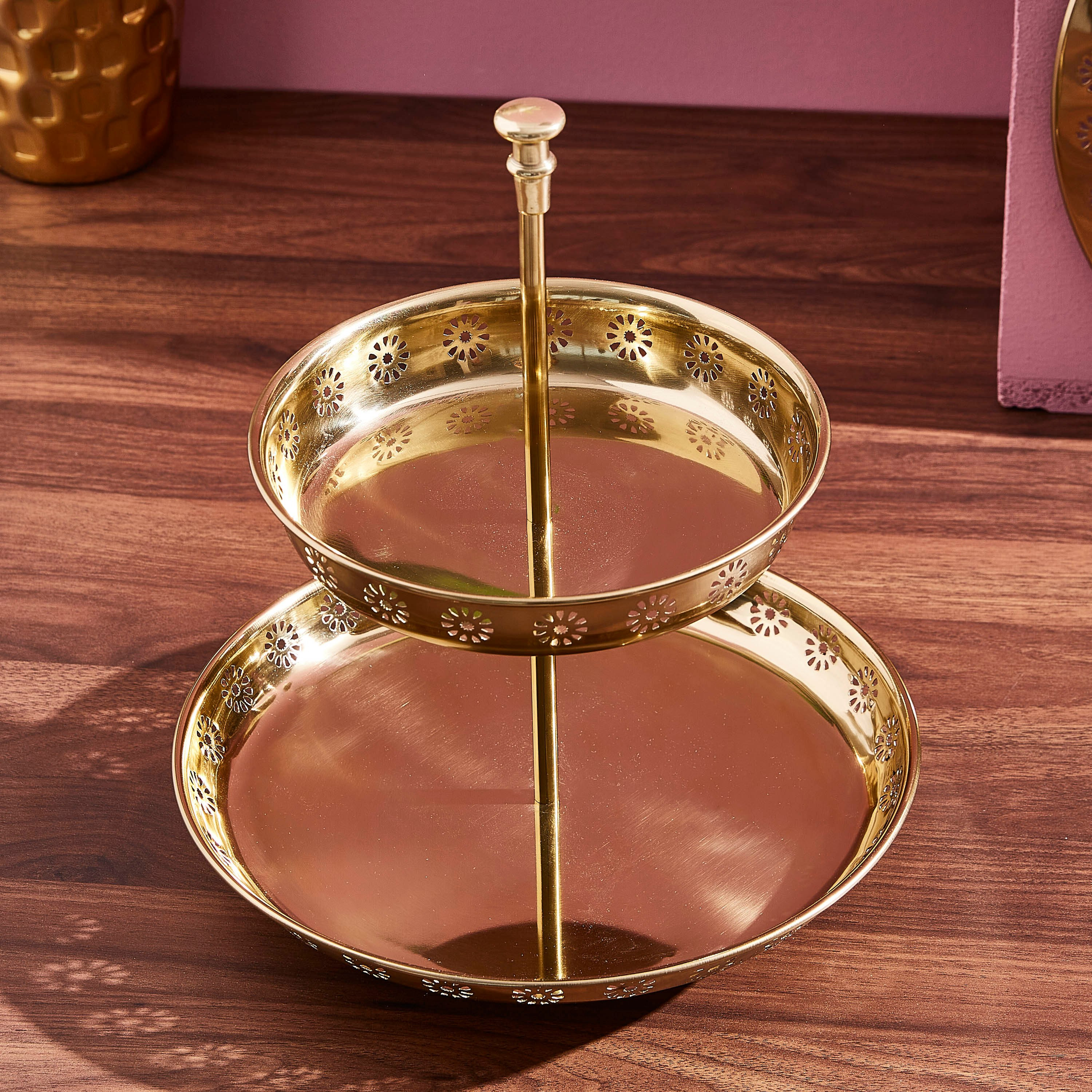 صحن تقديم بطابقين وقواطع مفرّغة بتصميم أزهار من مراكش-hbxdecorandfurnishings-tabletop-serveware-image-2
