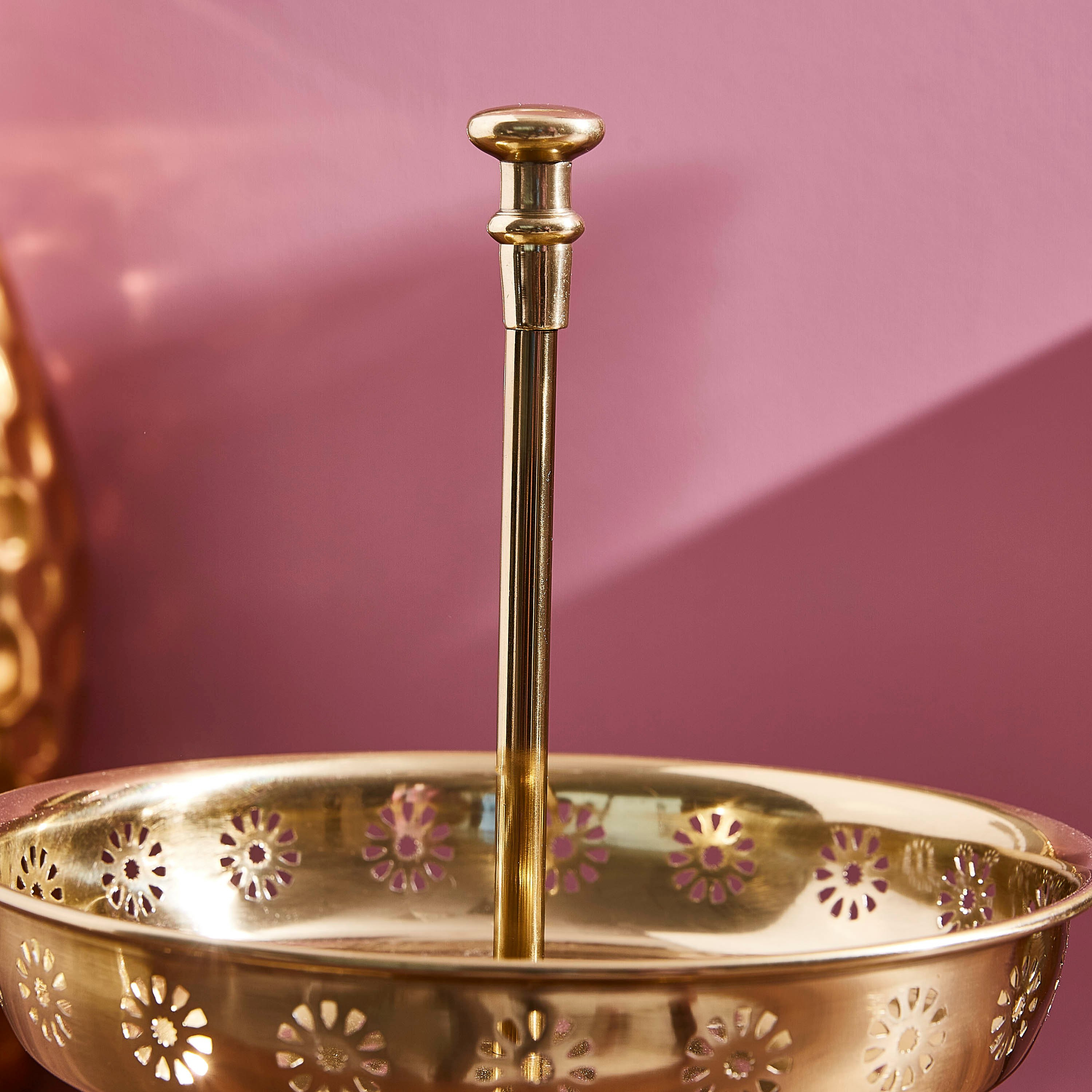 صحن تقديم بطابقين وقواطع مفرّغة بتصميم أزهار من مراكش-hbxdecorandfurnishings-tabletop-serveware-image-3
