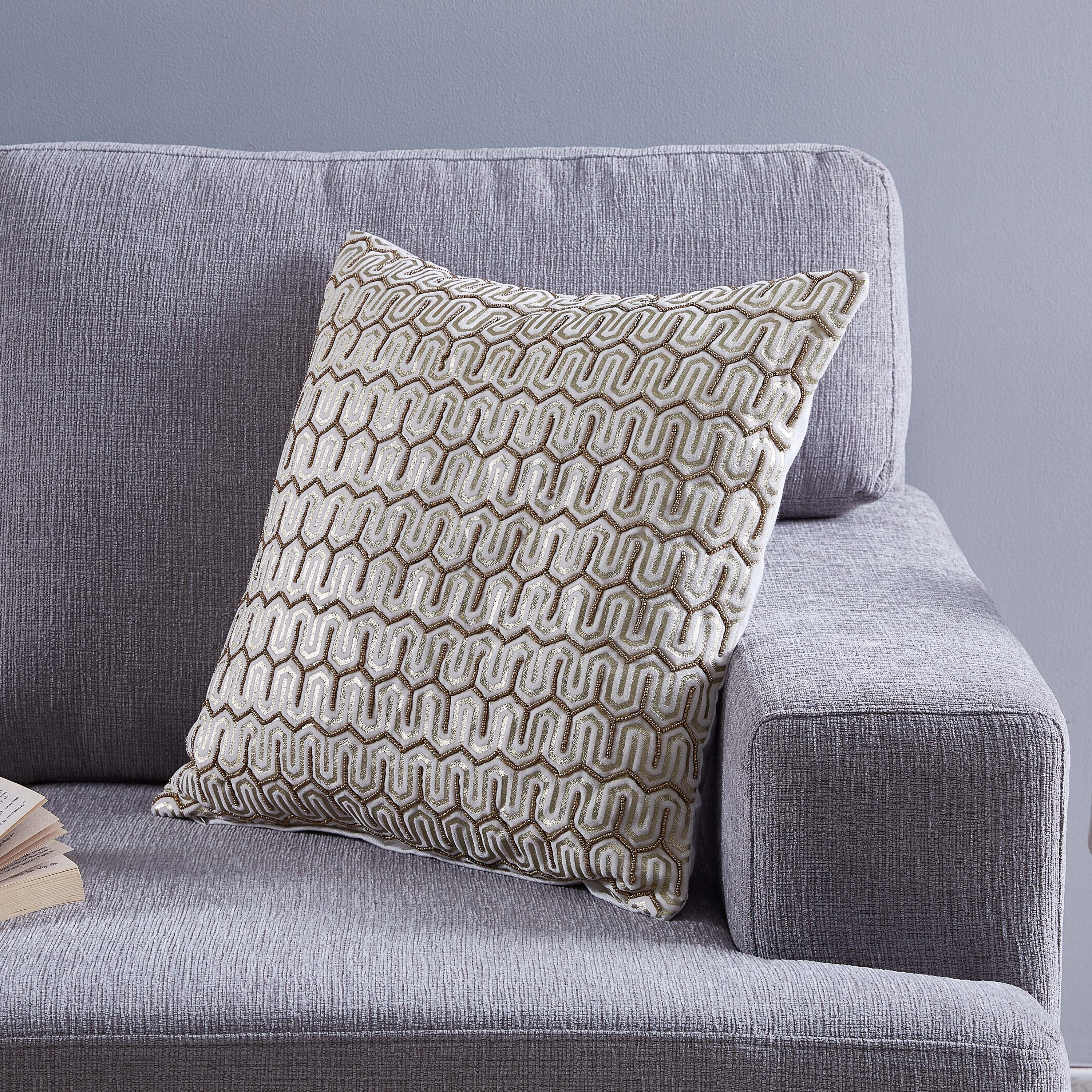 وسادة محشوة مخمليّة مزيّنة وبطبعات فويل من كيرستو - 45x45 سم-hbxlivingroom-furnishings-cushionsandcovers-filledcushions-image-1