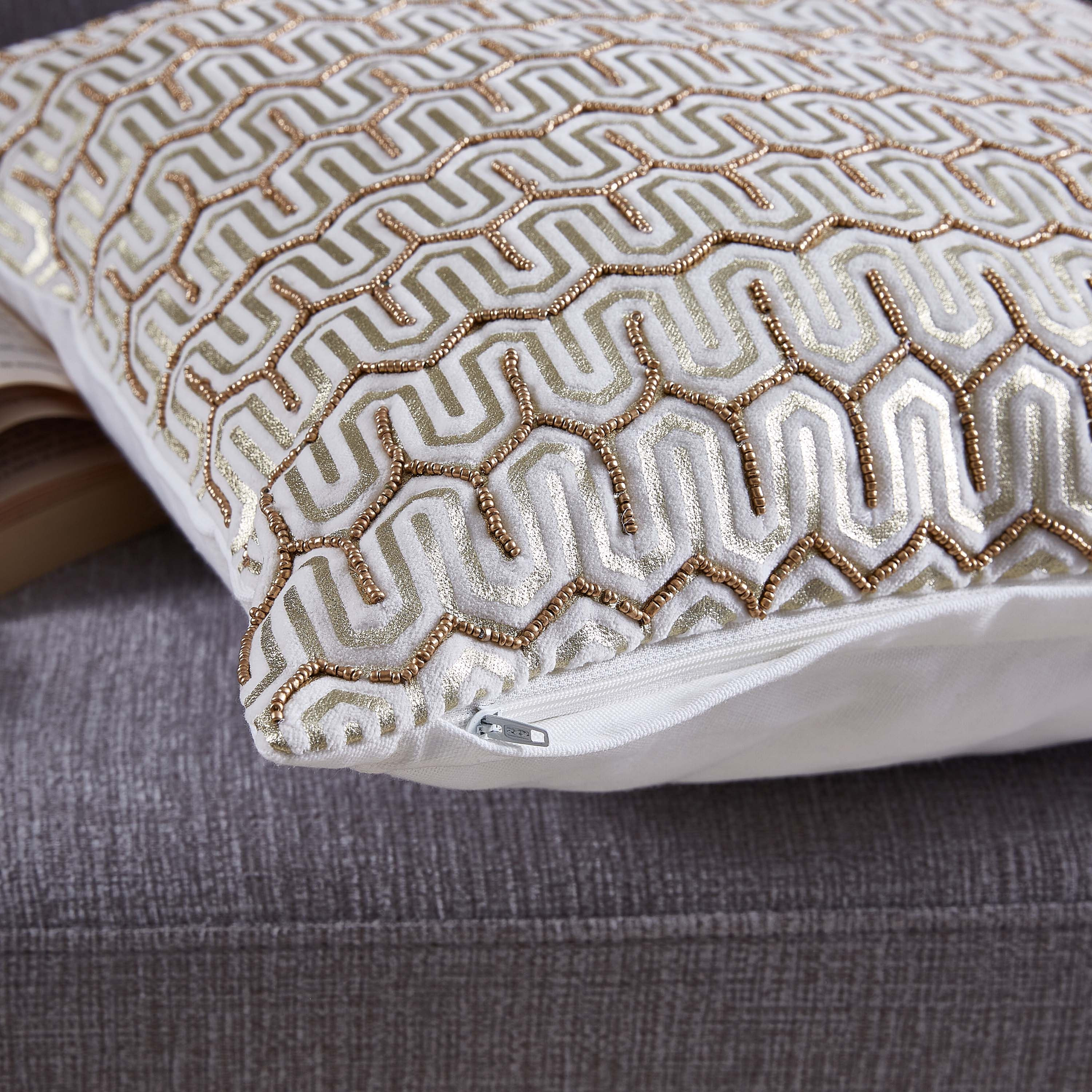 وسادة محشوة مخمليّة مزيّنة وبطبعات فويل من كيرستو - 45x45 سم-hbxlivingroom-furnishings-cushionsandcovers-filledcushions-image-2