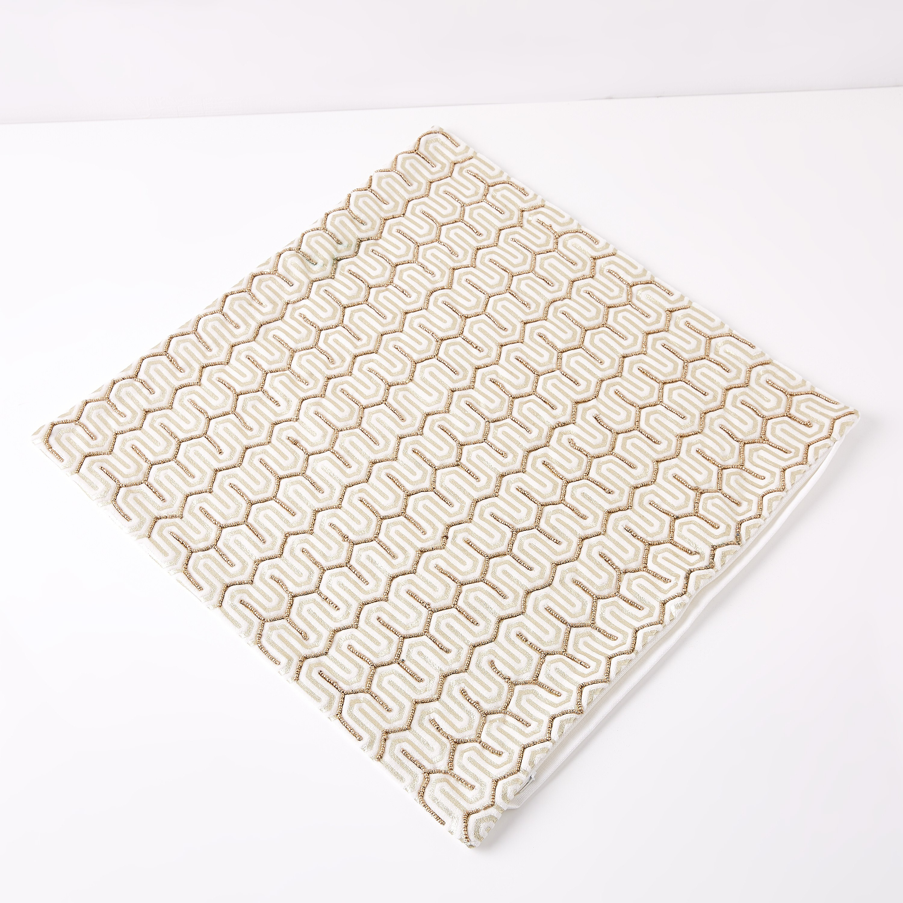 وسادة محشوة مخمليّة مزيّنة وبطبعات فويل من كيرستو - 45x45 سم-hbxlivingroom-furnishings-cushionsandcovers-filledcushions-image-4