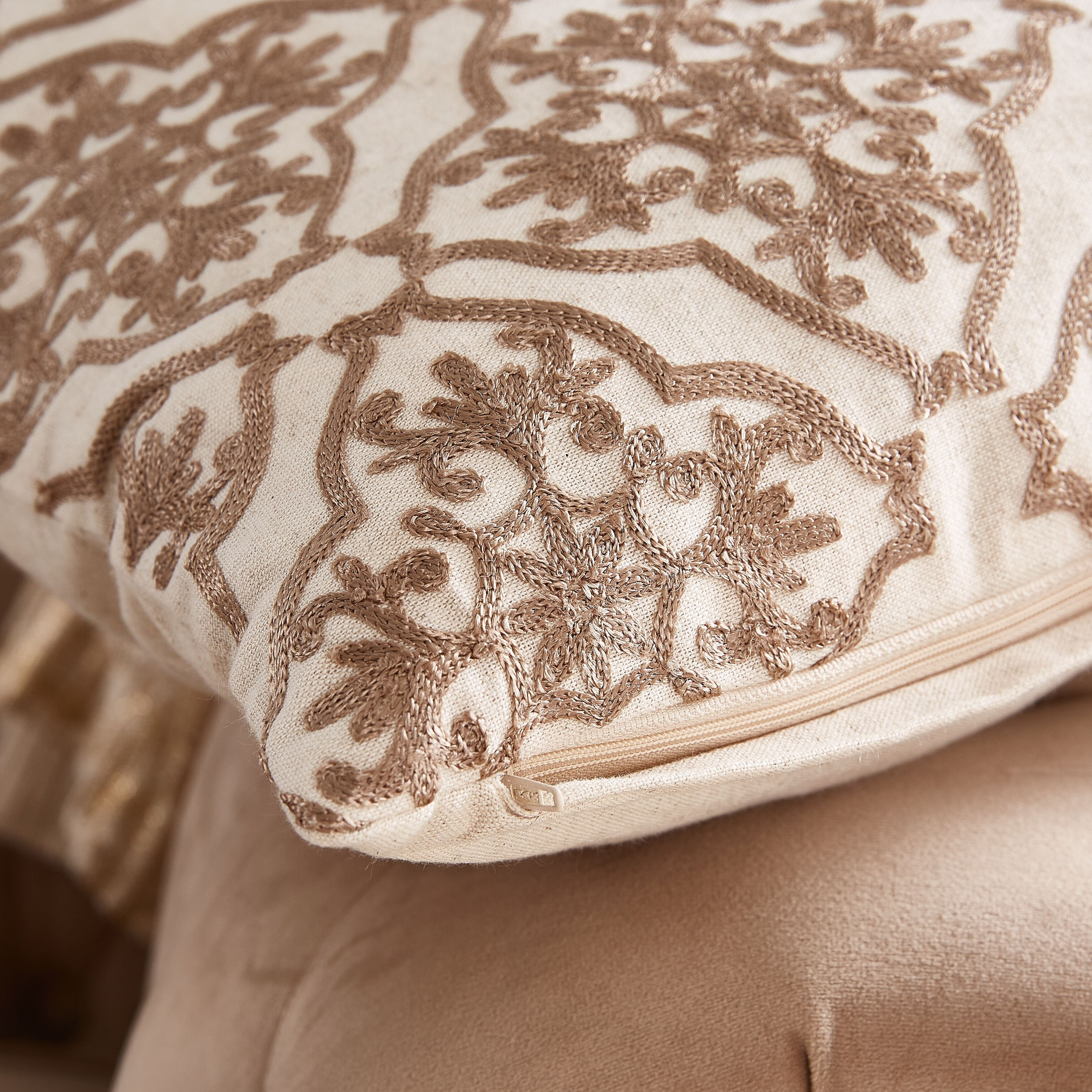 غطاء وسادة مطرزة من كازي - 45 × 45 سم-hbxhomeware-cushionsandcovers-cushioncovers-image-2