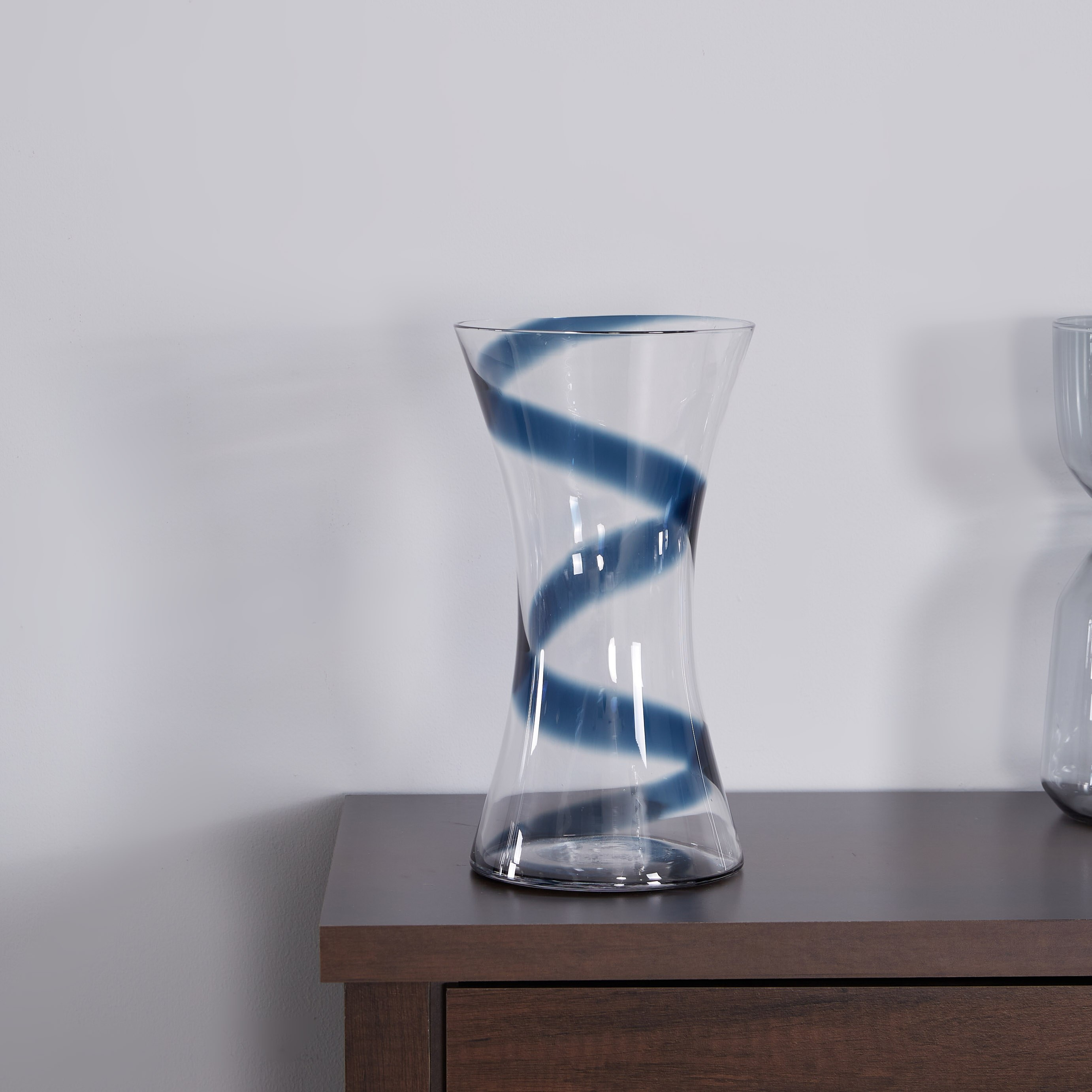 مزهرية زجاجية من بلو سويرل-hbxbedroom-decorandaccessories-vases-image-1