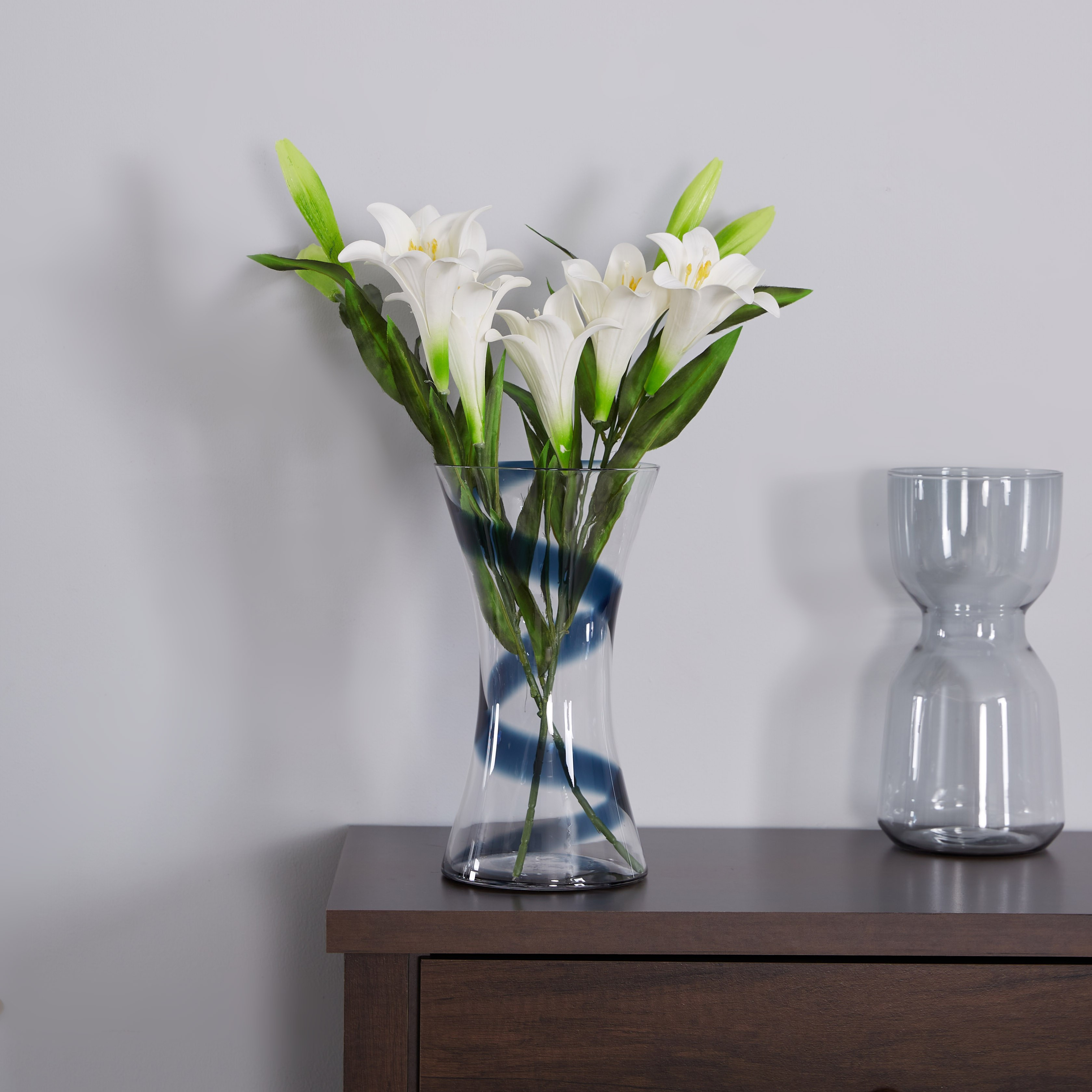 مزهرية زجاجية من بلو سويرل-hbxbedroom-decorandaccessories-vases-image-2