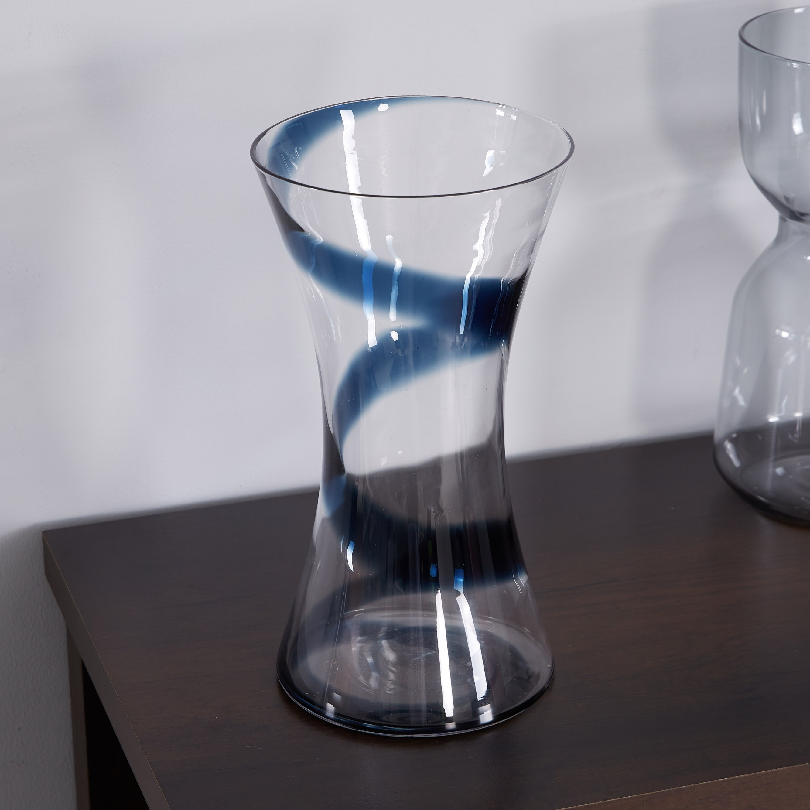 مزهرية زجاجية من بلو سويرل-hbxbedroom-decorandaccessories-vases-image-3