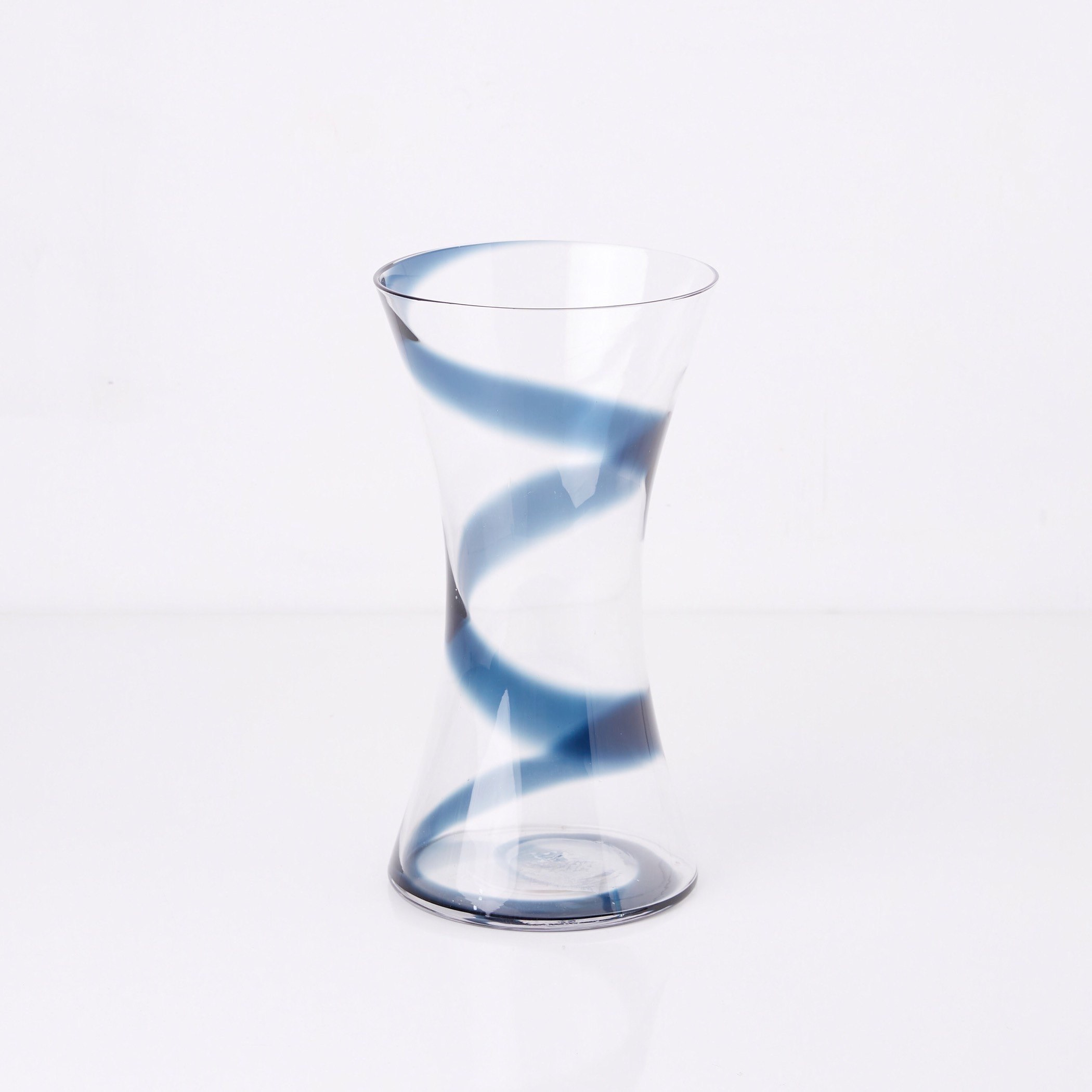 مزهرية زجاجية من بلو سويرل-hbxbedroom-decorandaccessories-vases-image-5