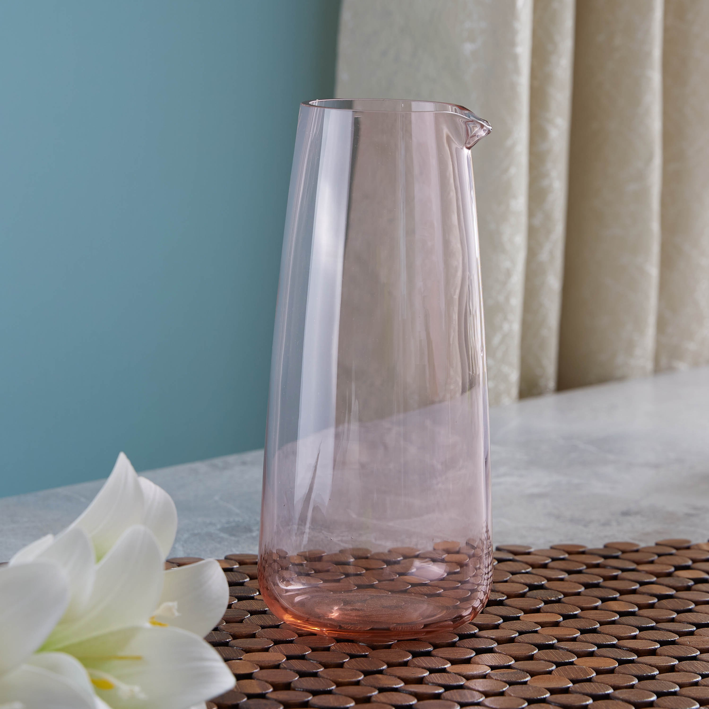 مزهرية ملونة بتصميم إبريق من ليليان-hbxbedroom-decorandaccessories-vases-image-1