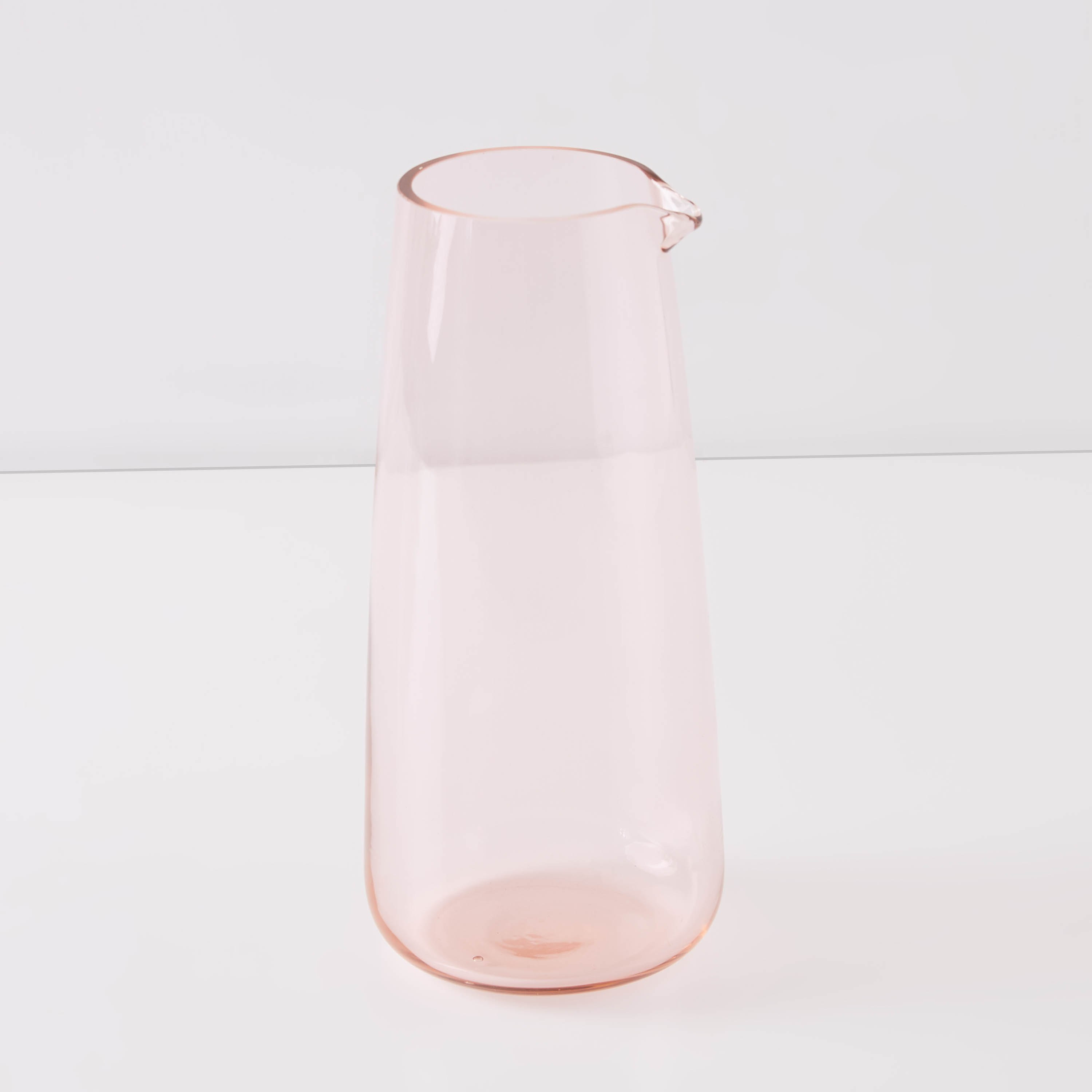 مزهرية ملونة بتصميم إبريق من ليليان-hbxbedroom-decorandaccessories-vases-image-4