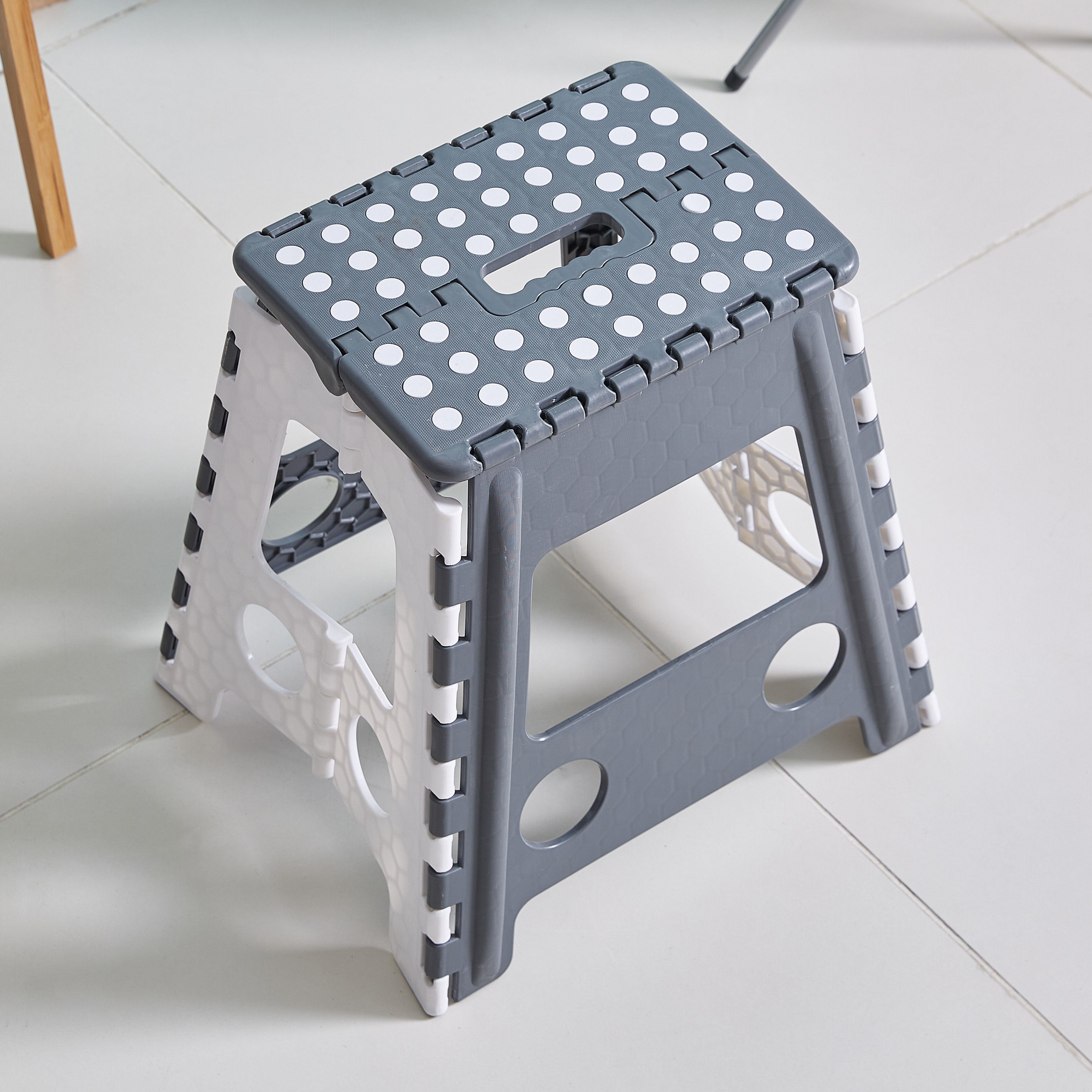 Foldable stool for deals sitting