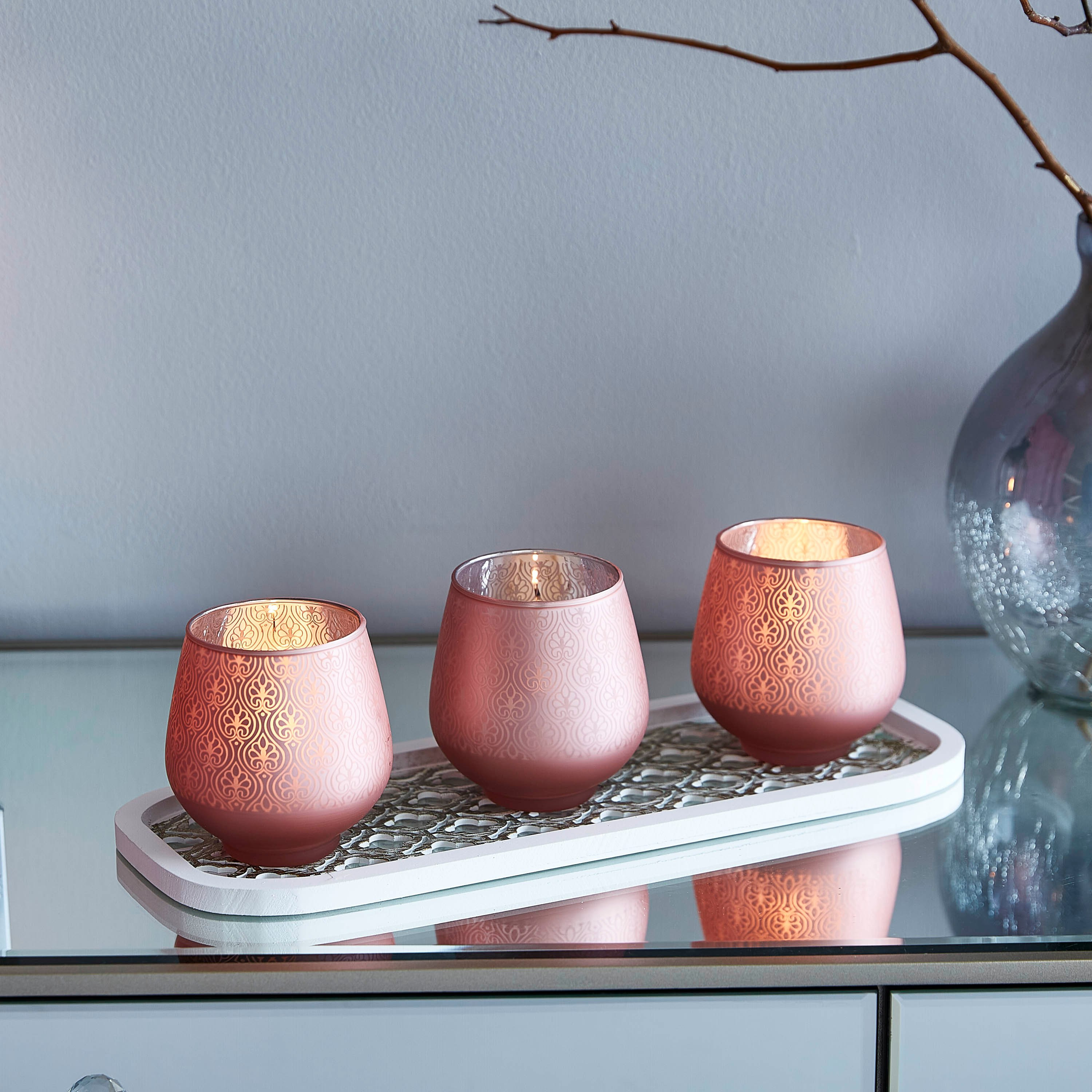 حامل شموع زجاجي بصينيّة خشبيّة من امبيراي - طقم من 3 قطع-hbxlivingroom-decorandaccessories-candleholders-image-1
