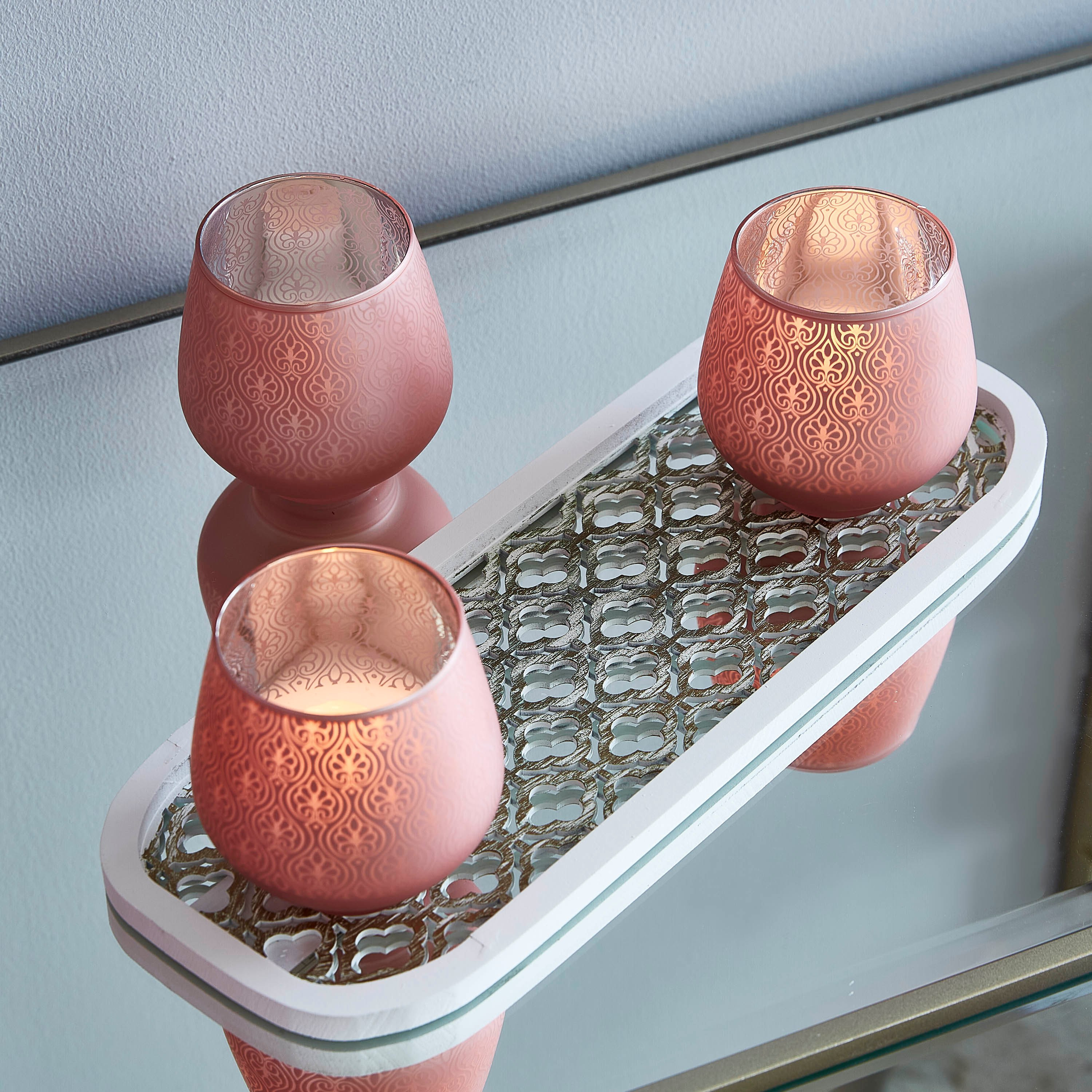 حامل شموع زجاجي بصينيّة خشبيّة من امبيراي - طقم من 3 قطع-hbxlivingroom-decorandaccessories-candleholders-image-2