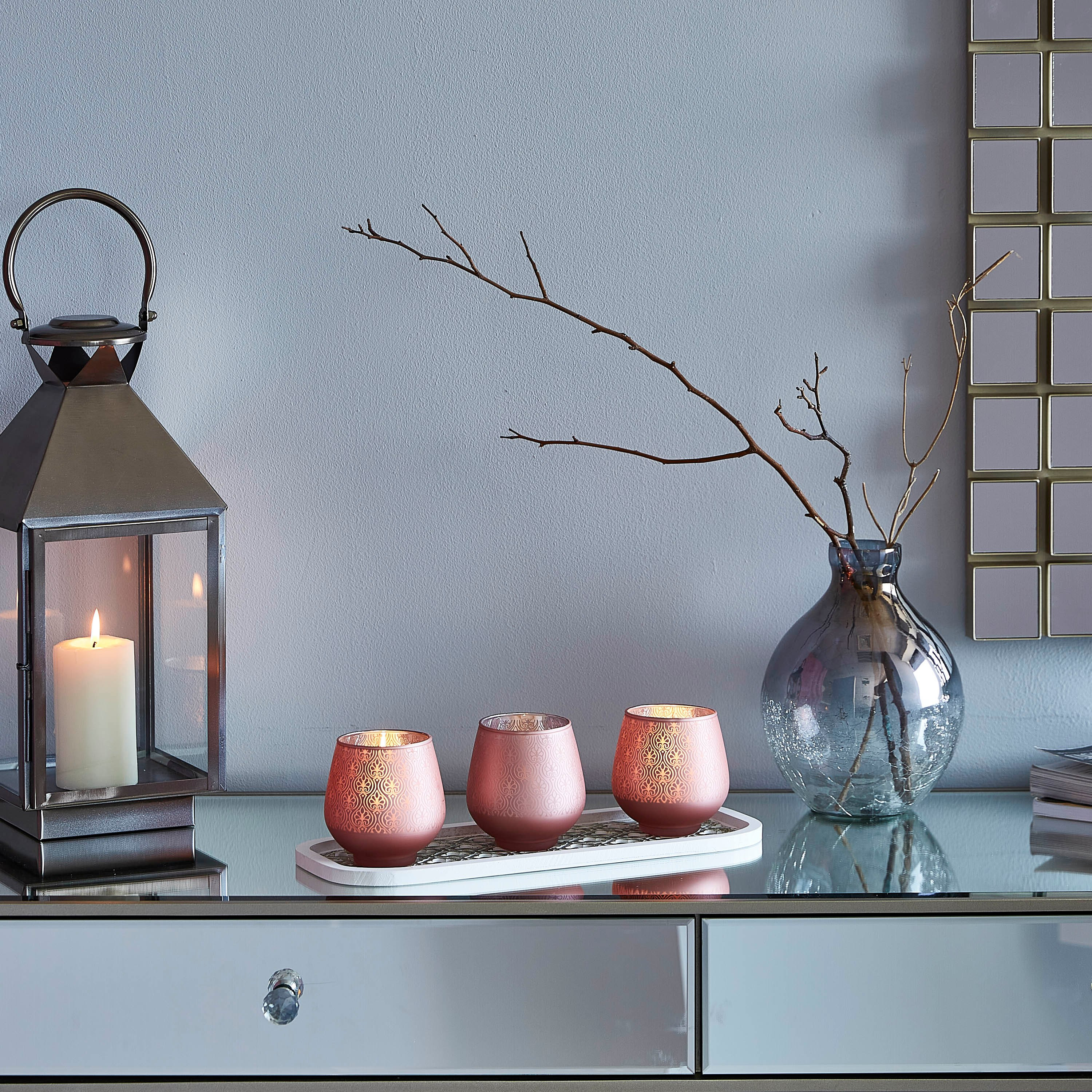 حامل شموع زجاجي بصينيّة خشبيّة من امبيراي - طقم من 3 قطع-hbxlivingroom-decorandaccessories-candleholders-image-3