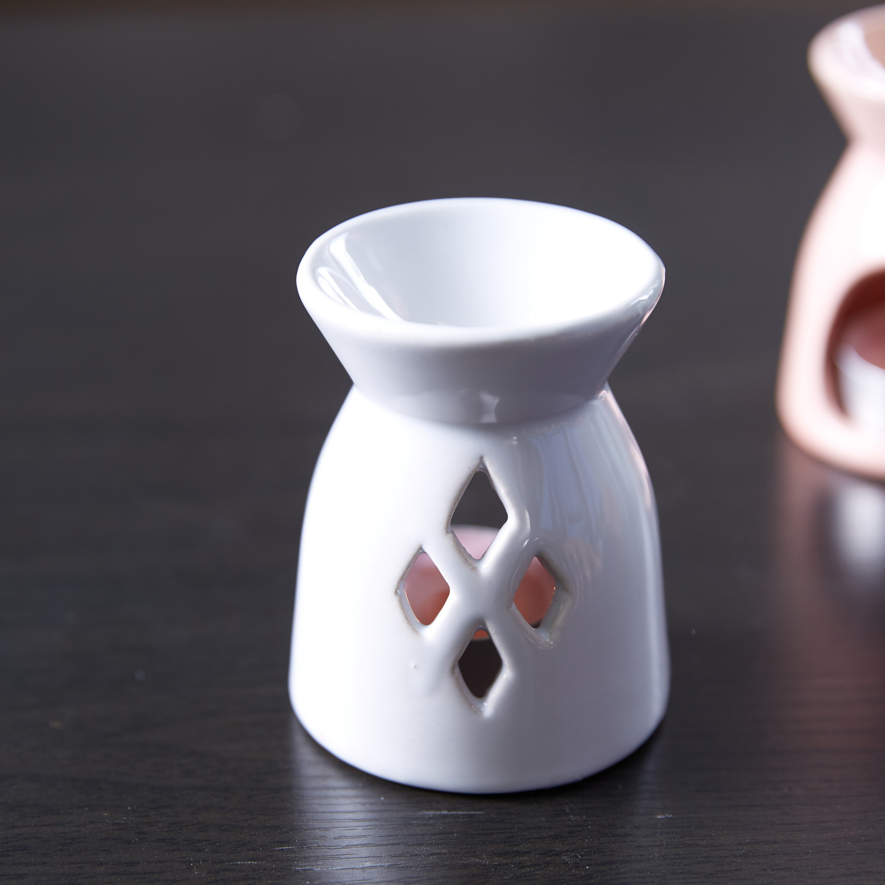 مبخرة زيت مزيّنة من كالي-hbxbedroom-homefragrance-oilburners-image-1