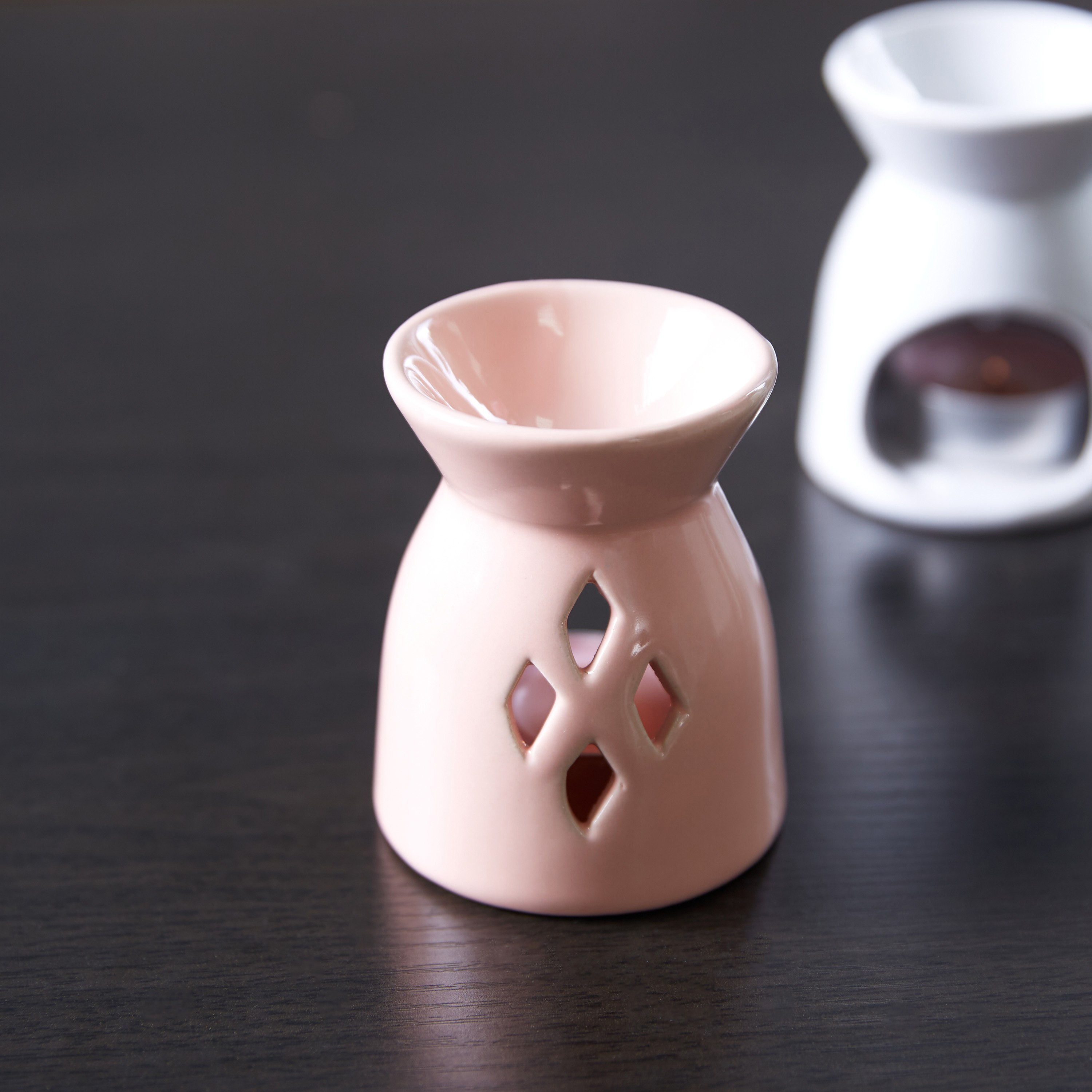 مبخرة زيت مزيّنة من كالي-hbxbedroom-homefragrance-oilburners-image-1