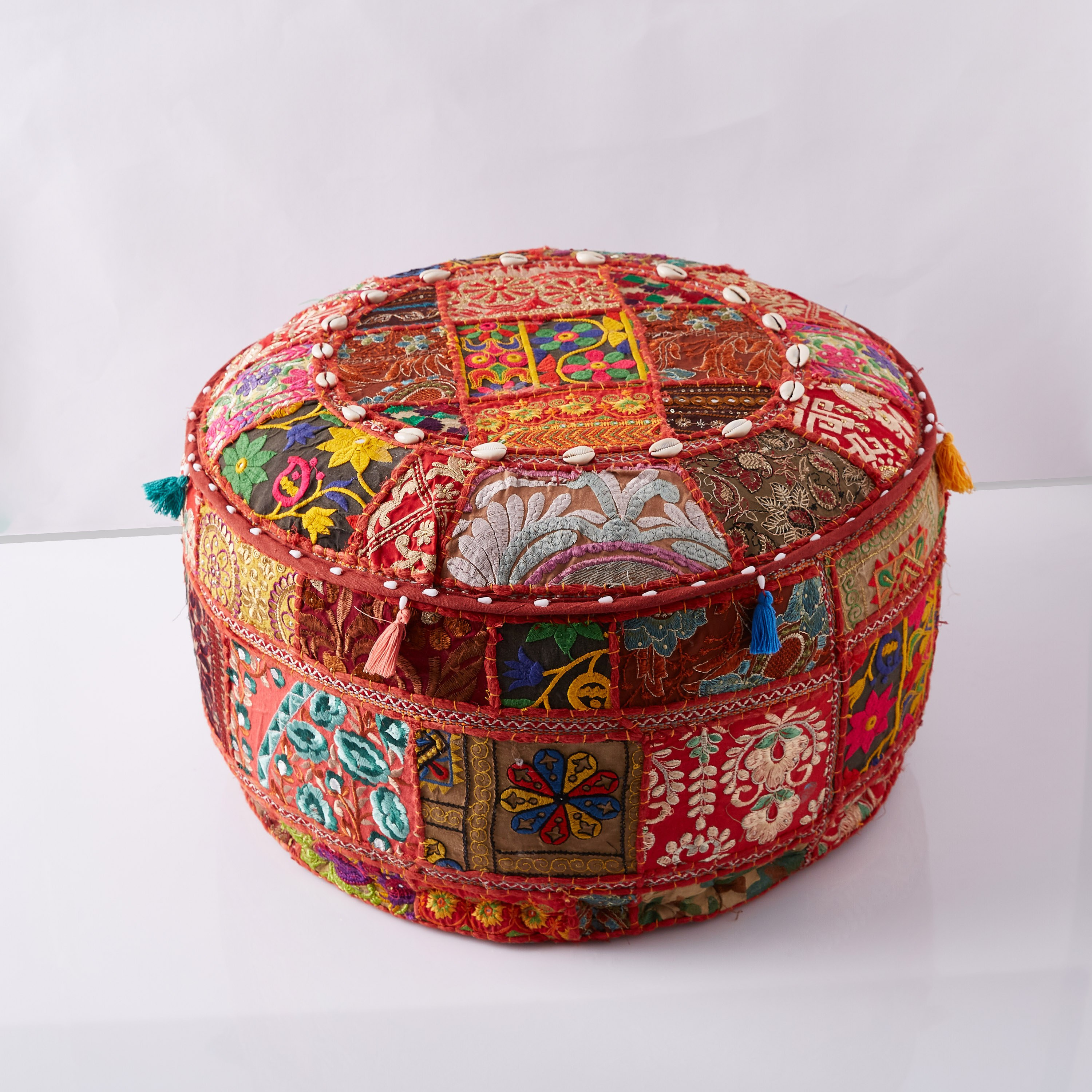 وسادة أر ضية بتصاميم متداخلة من إكليكتيك إندي - 56x56 سم-hbxlivingroom-sofasandarmchairs-ottomansandfootstools-image-5