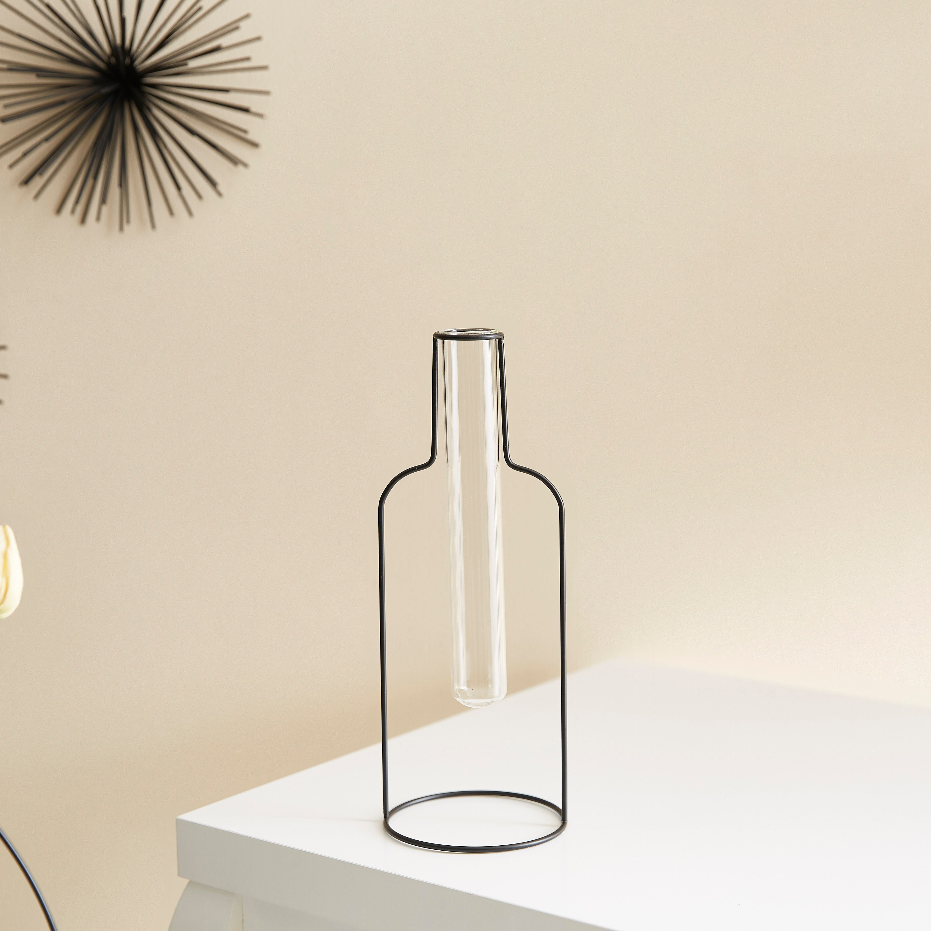 مزهرية أنبوب زجاجية بإطار معدني من زيا-hbxbedroom-decorandaccessories-vases-image-1