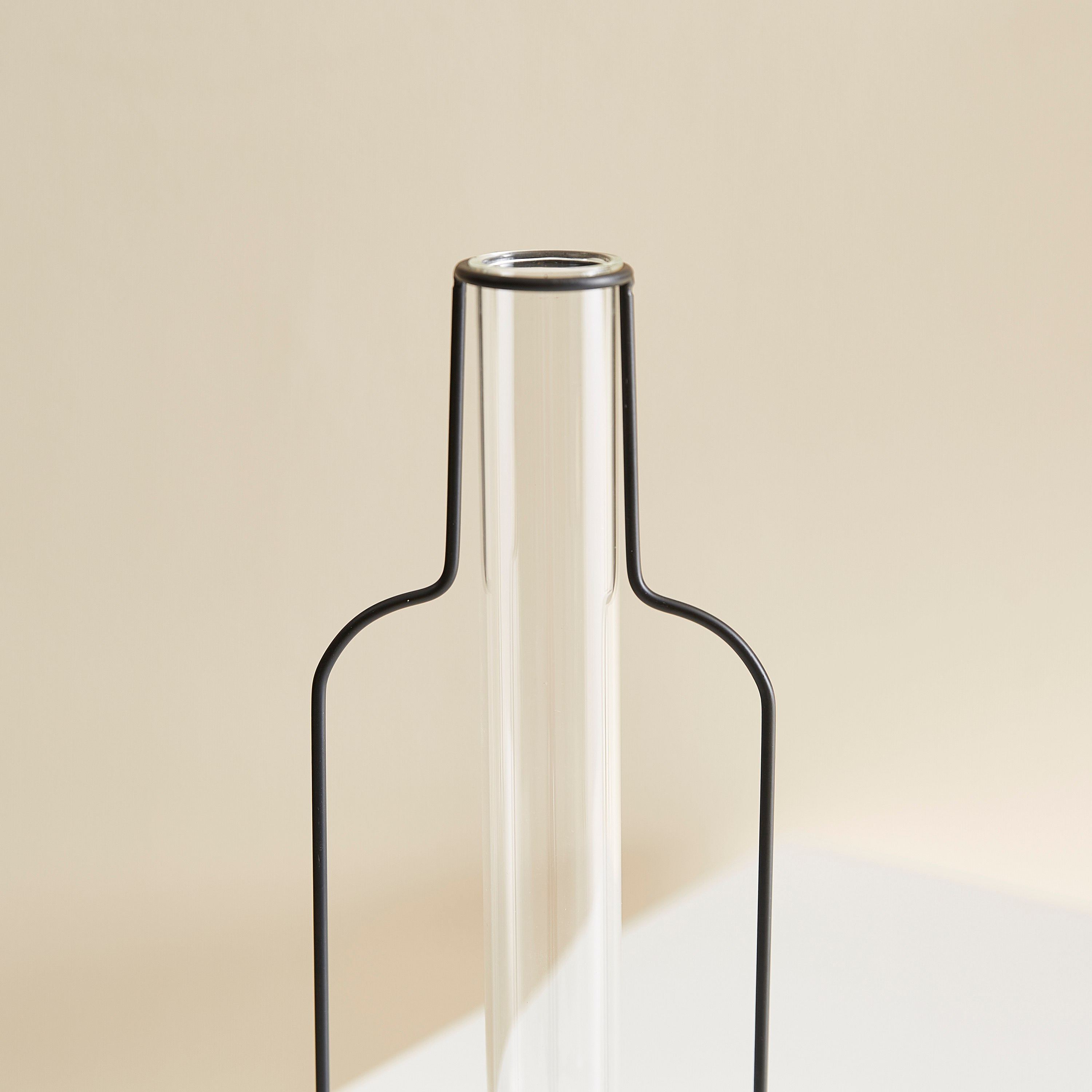 مزهرية أنبوب زجاجية بإطار معدني من زيا-hbxbedroom-decorandaccessories-vases-image-3