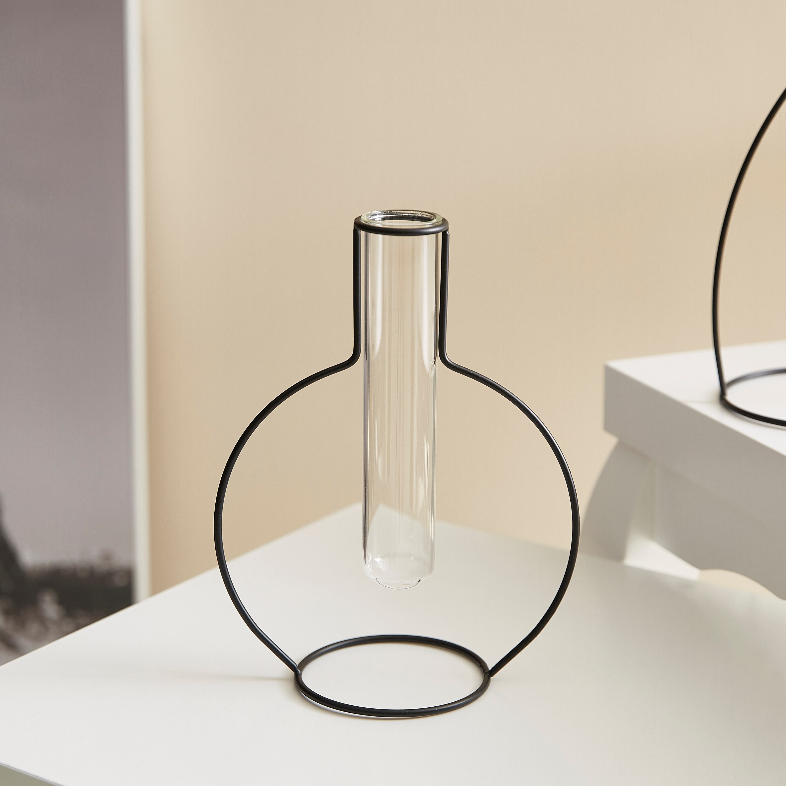مزهرية أنبوب زجاجية بإطار معدني من زيا-hbxbedroom-decorandaccessories-vases-image-1