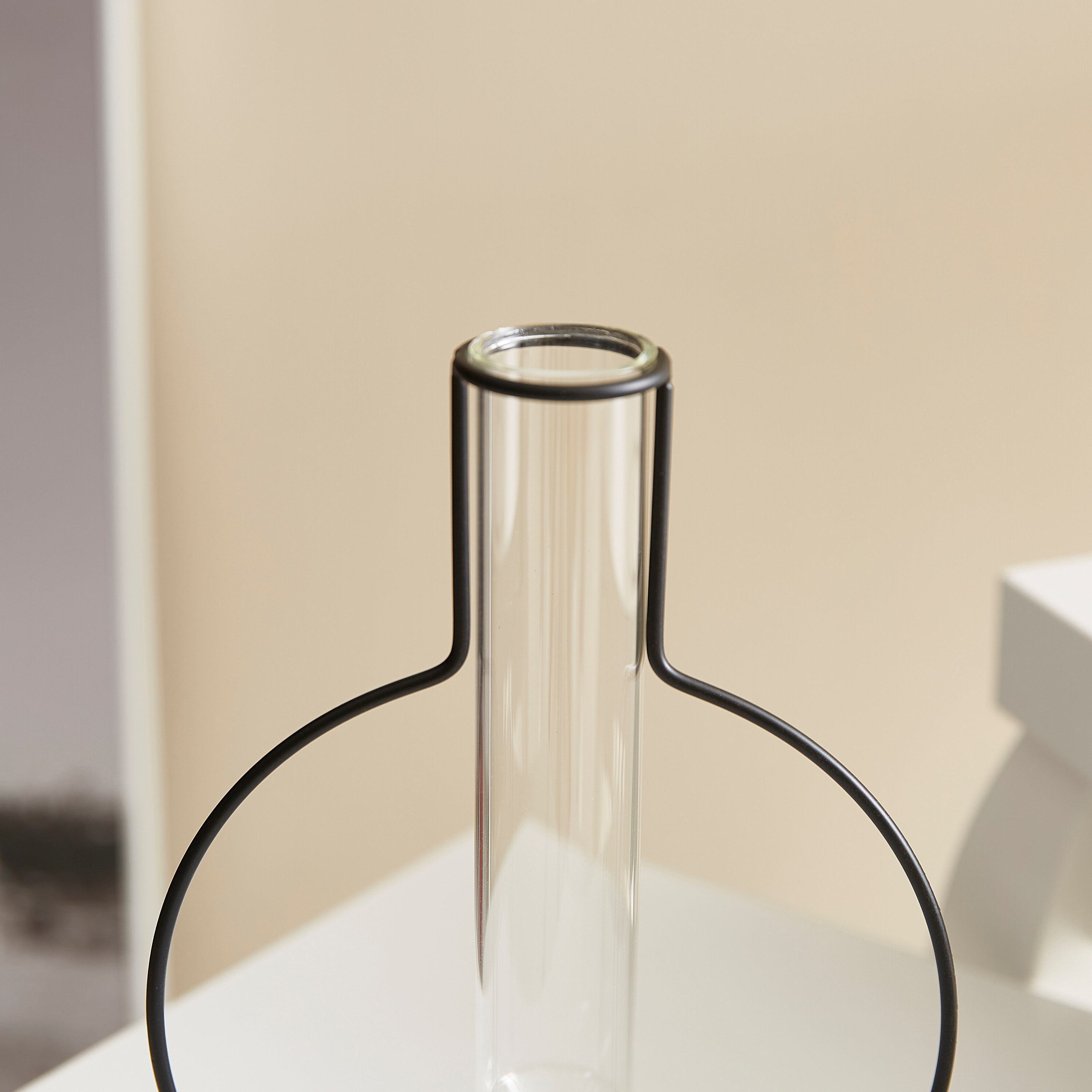 مزهرية أنبوب زجاجية بإطار معدني من زيا-hbxbedroom-decorandaccessories-vases-image-3