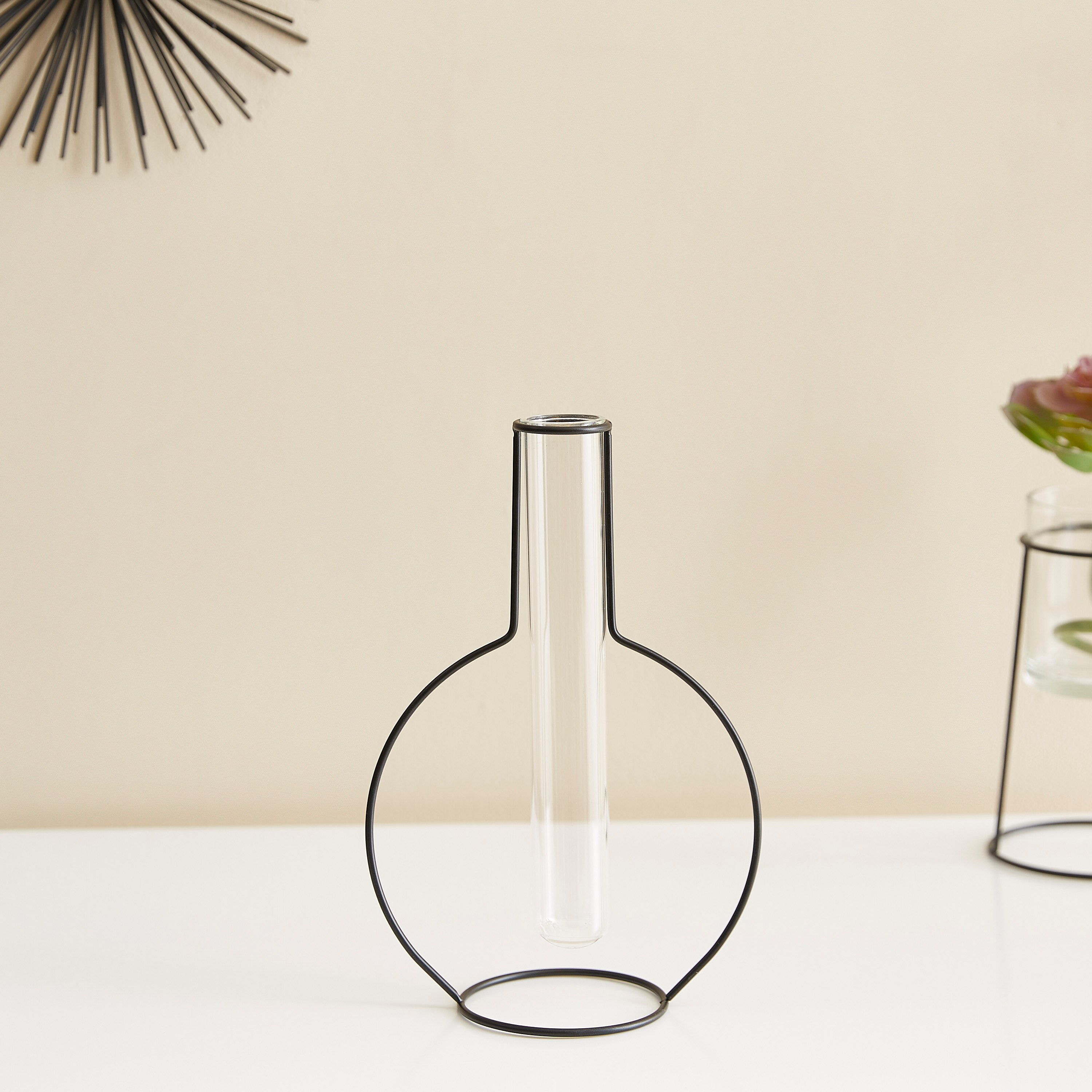 مزهرية أنبوب زجاجية بإطار معدني من زيا-hbxbedroom-decorandaccessories-vases-image-1