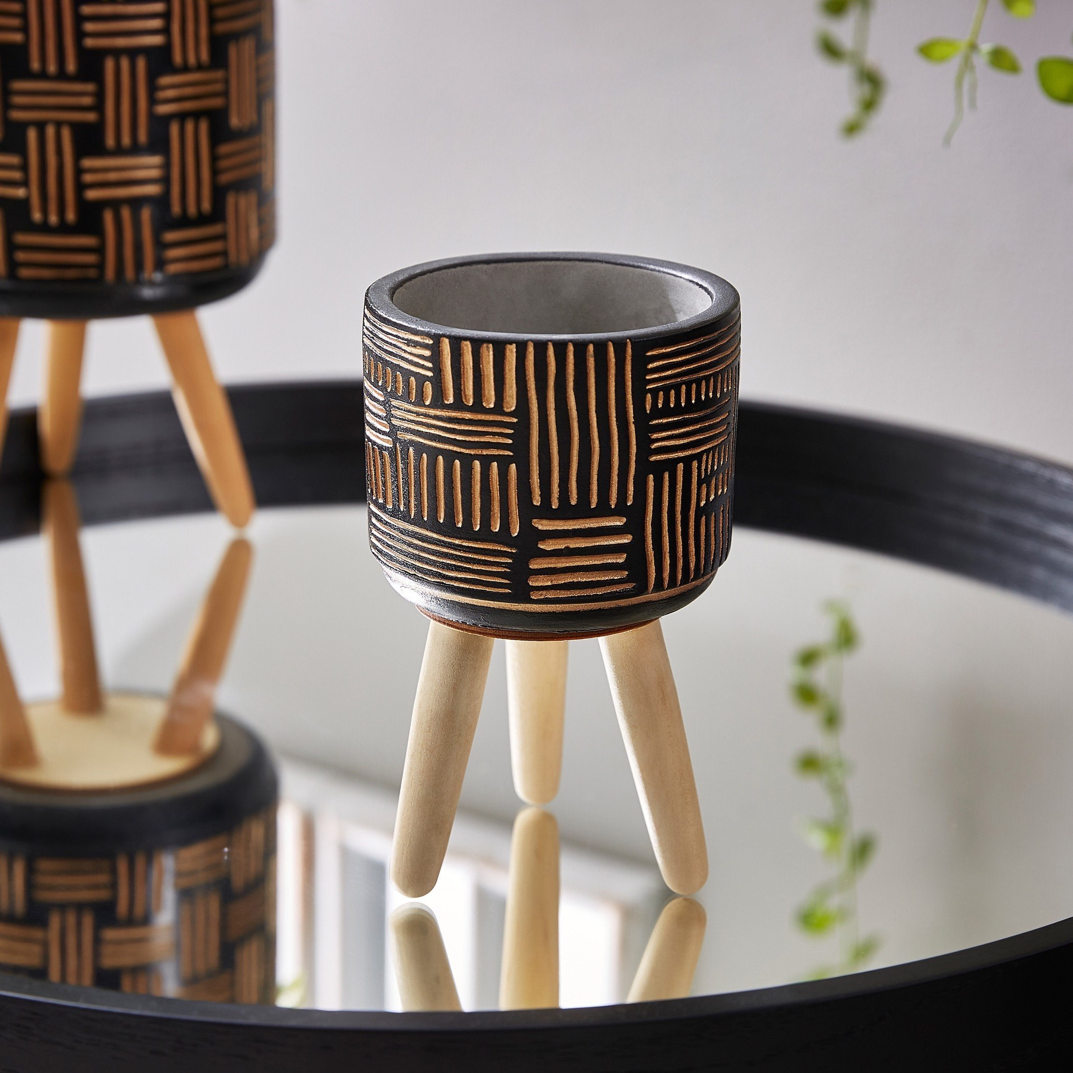 إصيص حديقة إسمنت بقوائم خشبيّة من سيجو-hbxdecorandfurnishings-homeaccessories-artificialflowersandplants-image-1