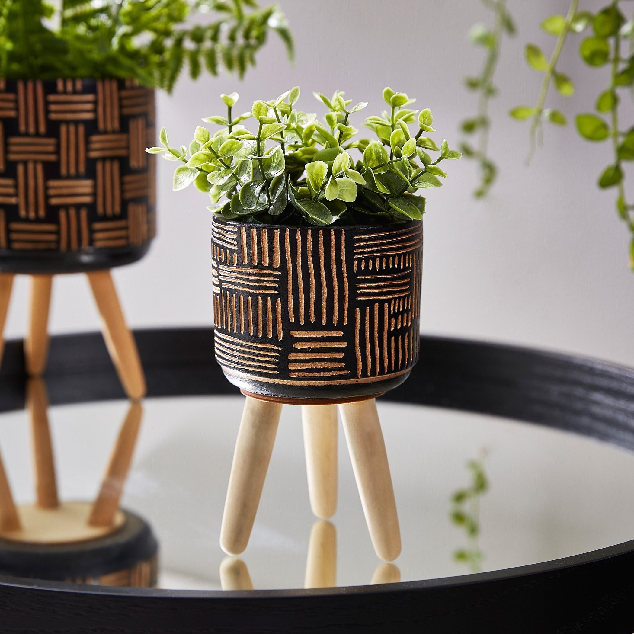 إصيص حديقة إسمنت بقوائم خشبيّة من سيجو-hbxdecorandfurnishings-homeaccessories-artificialflowersandplants-image-2