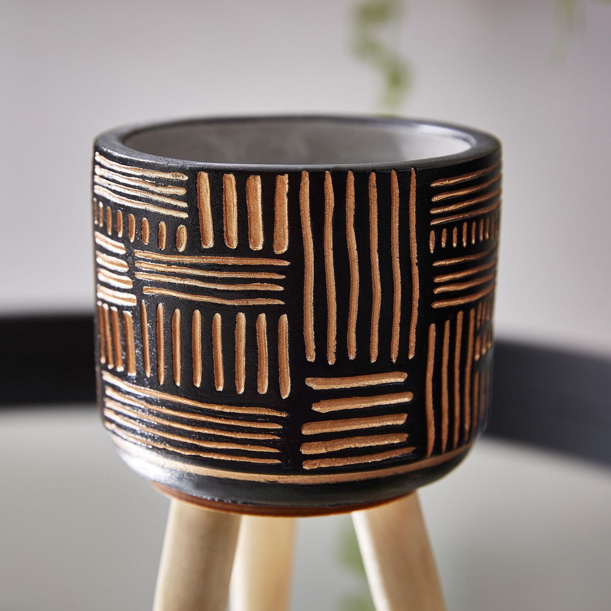 إصيص حديقة إسمنت بقوائم خشبيّة من سيجو-hbxdecorandfurnishings-homeaccessories-artificialflowersandplants-image-3