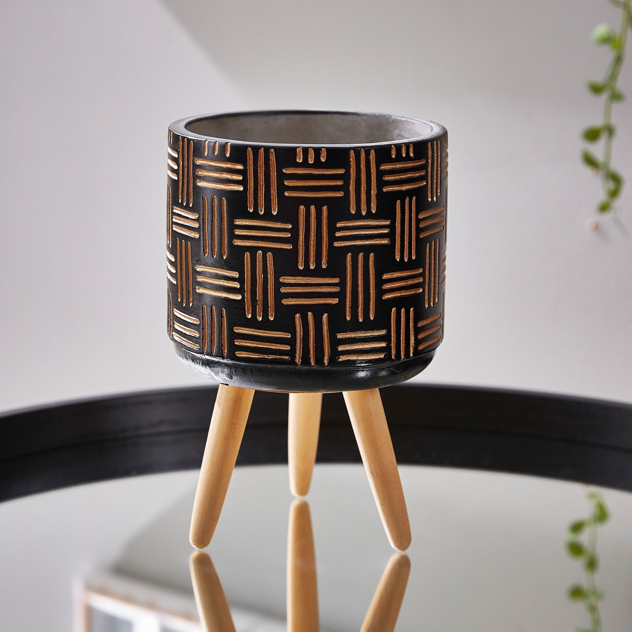 إصيص حديقة إسمنت بقوائم خشبيّة من سيجو-hbxdecorandfurnishings-homeaccessories-artificialflowersandplants-image-1