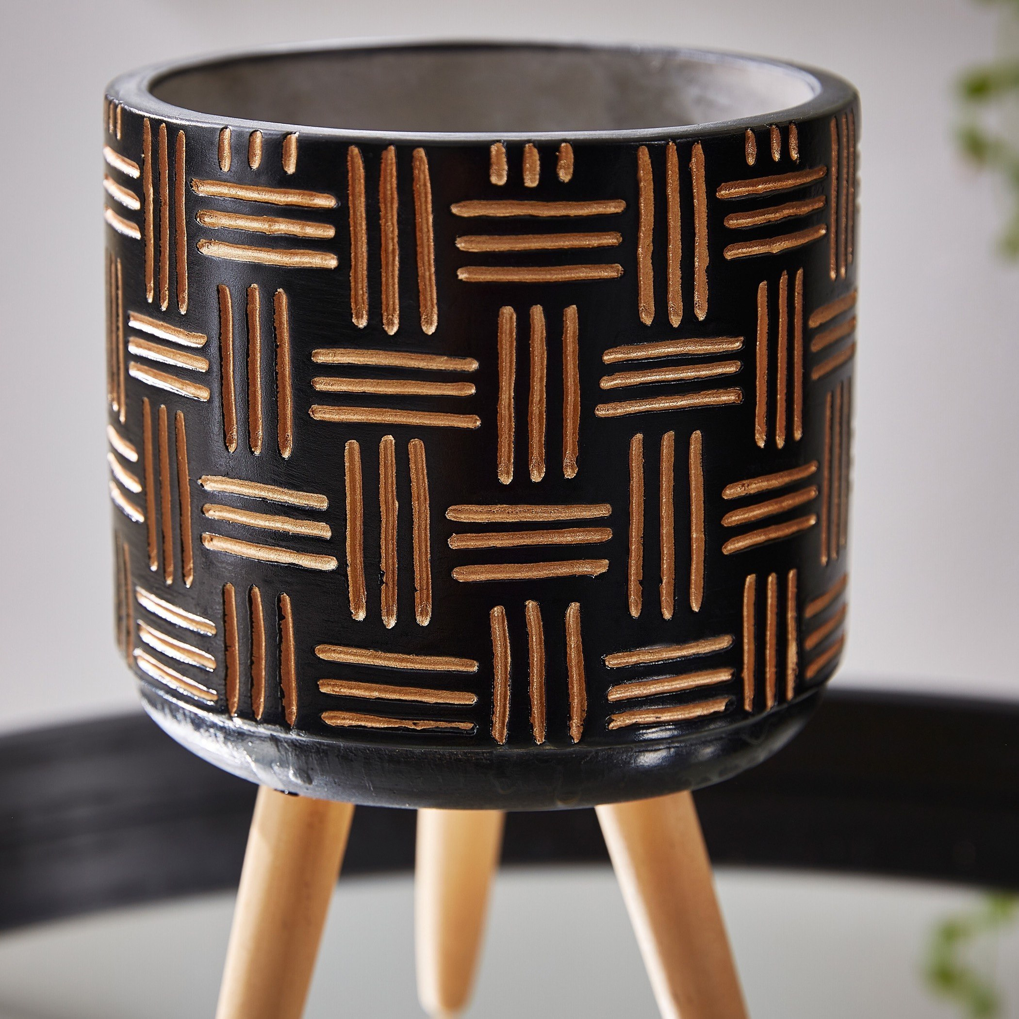 إصيص حديقة إسمنت بقوائم خشبيّة من سيجو-hbxdecorandfurnishings-homeaccessories-artificialflowersandplants-image-3