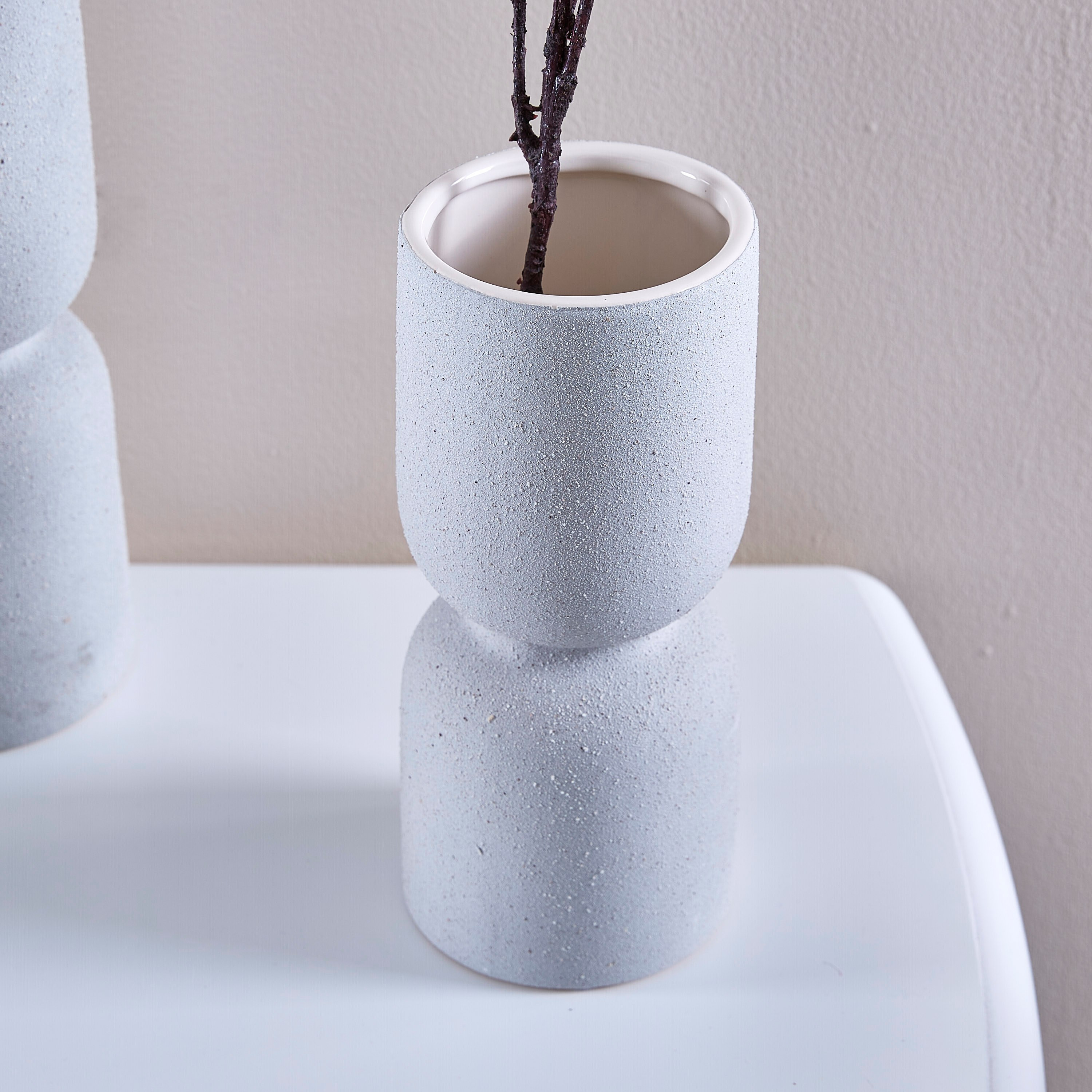 مزهريّة حجر من نواه سكاندي-hbxbedroom-decorandaccessories-vases-image-1