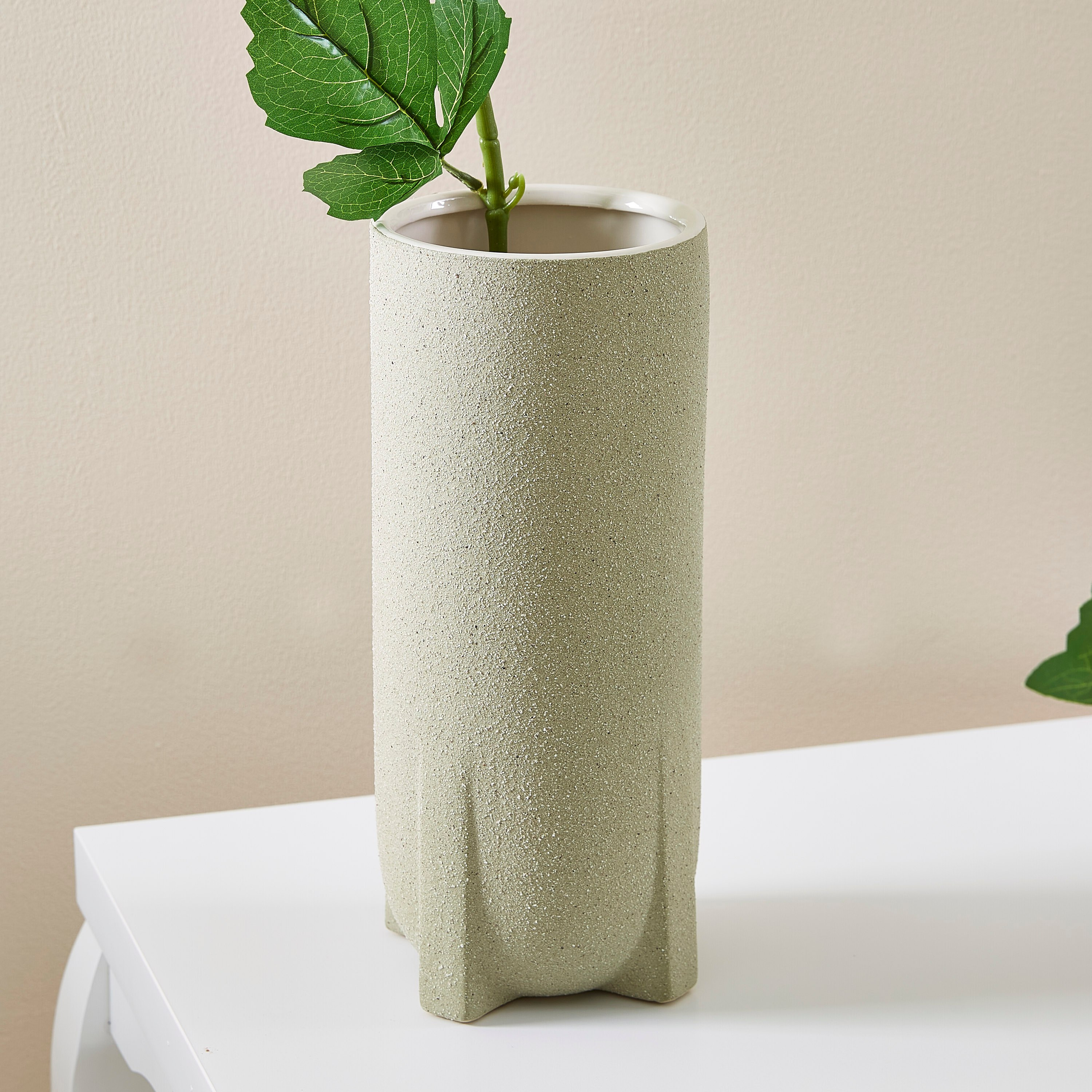 مزهريّة حجر من هوان سكاندي-hbxbedroom-decorandaccessories-vases-image-1