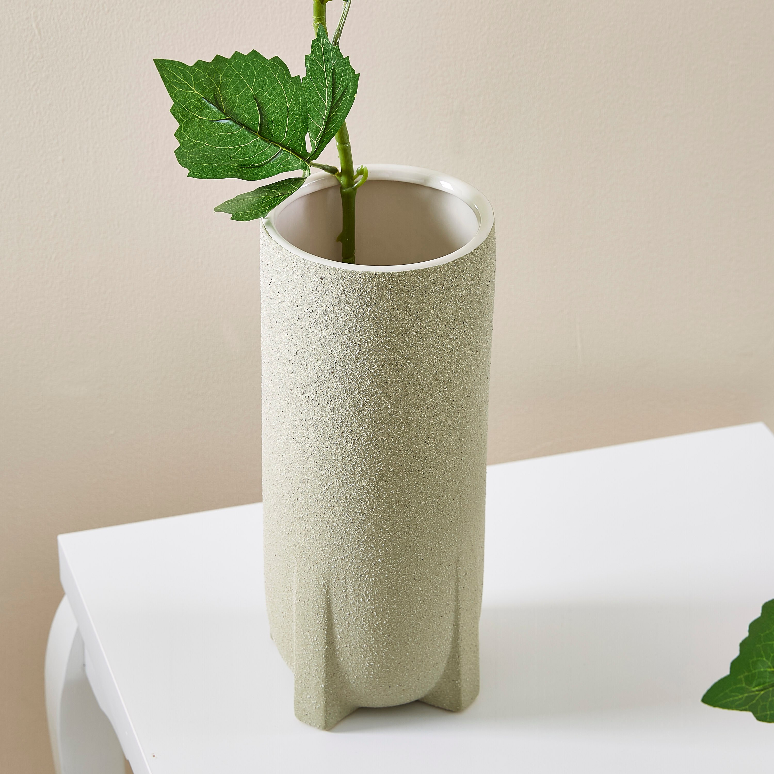 مزهريّة حجر من هوان سكاندي-hbxbedroom-decorandaccessories-vases-image-2