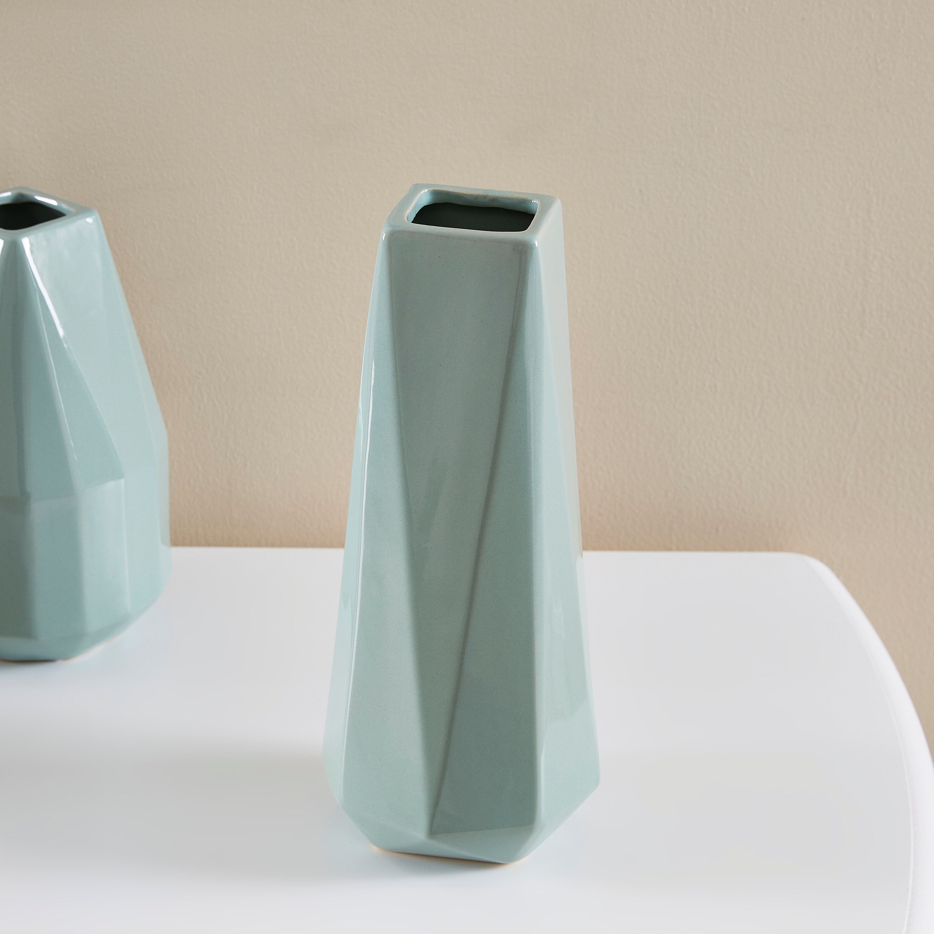 مزهريّة حجر من شيو سكاندي-hbxbedroom-decorandaccessories-vases-image-1