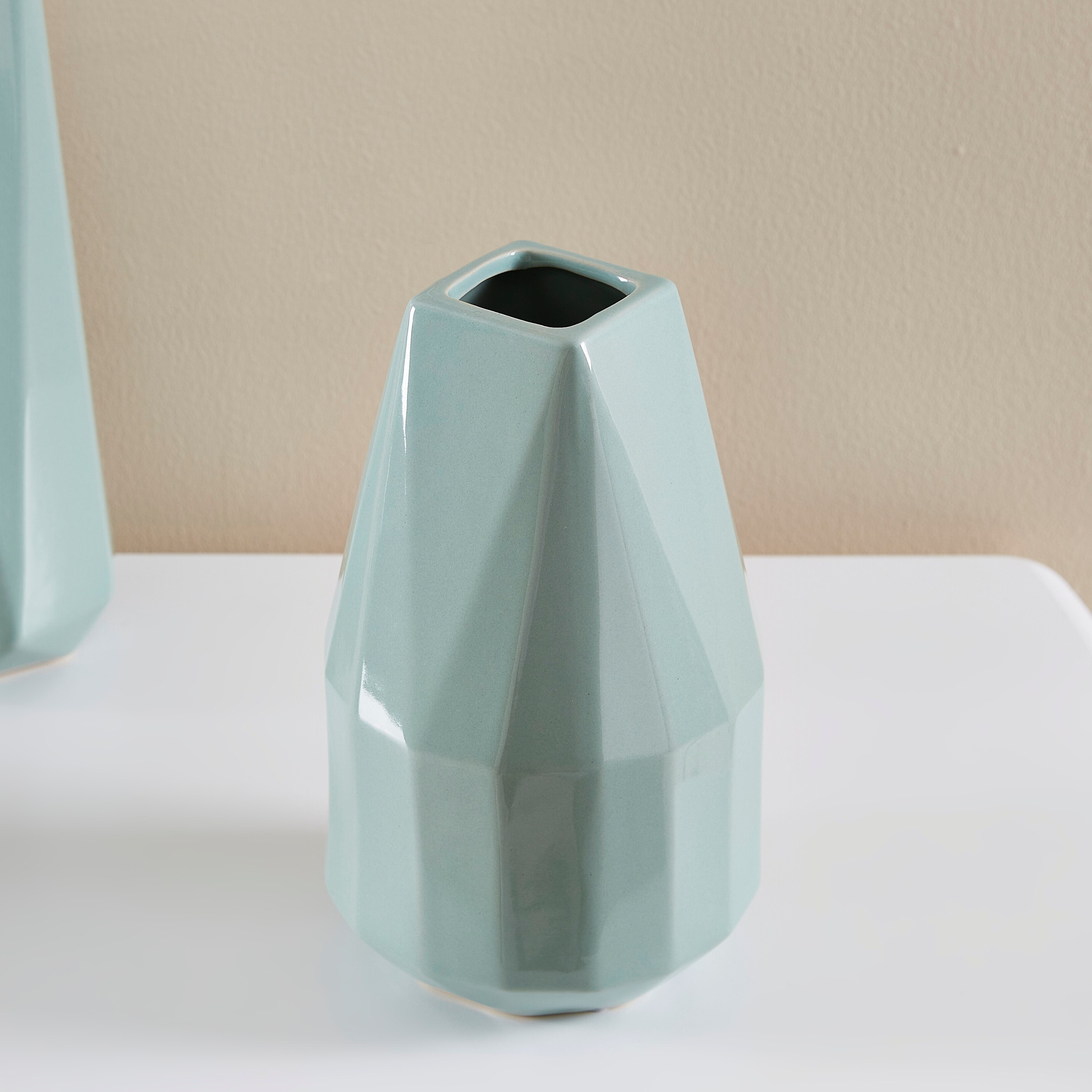 مزهريّة حجر من شيو سكاندي-hbxbedroom-decorandaccessories-vases-image-1