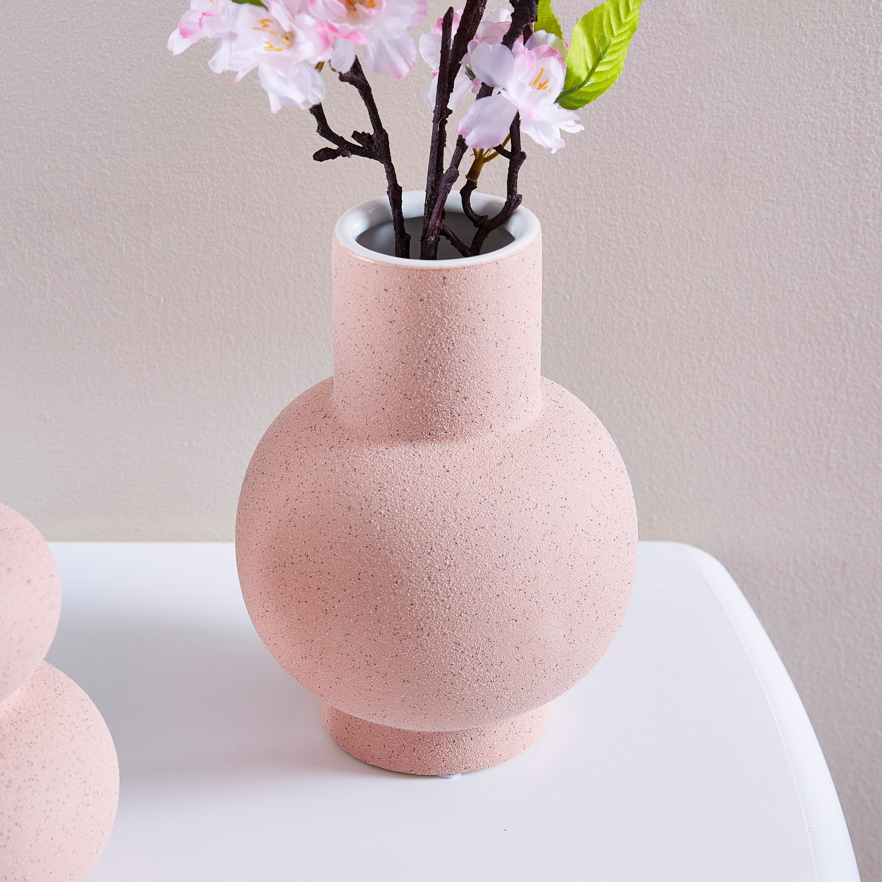 مزهرية حجر من كاميليا بوتيك-hbxbedroom-decorandaccessories-vases-image-1