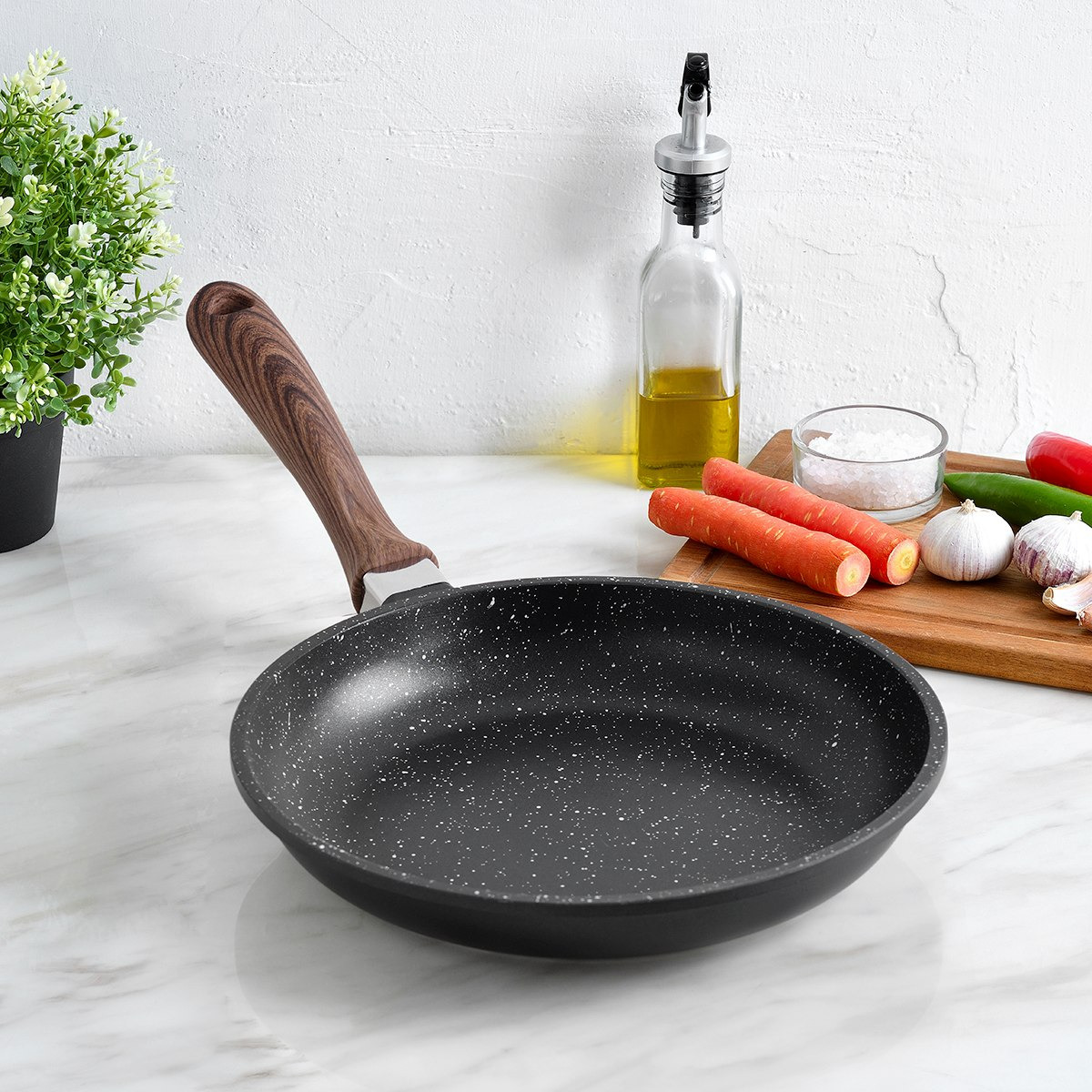 مقلاة بقاعدة ألومنيوم من لا كوزينا - 28 سم-hbxkitchen-kitchenware-foodpreparation-image-1