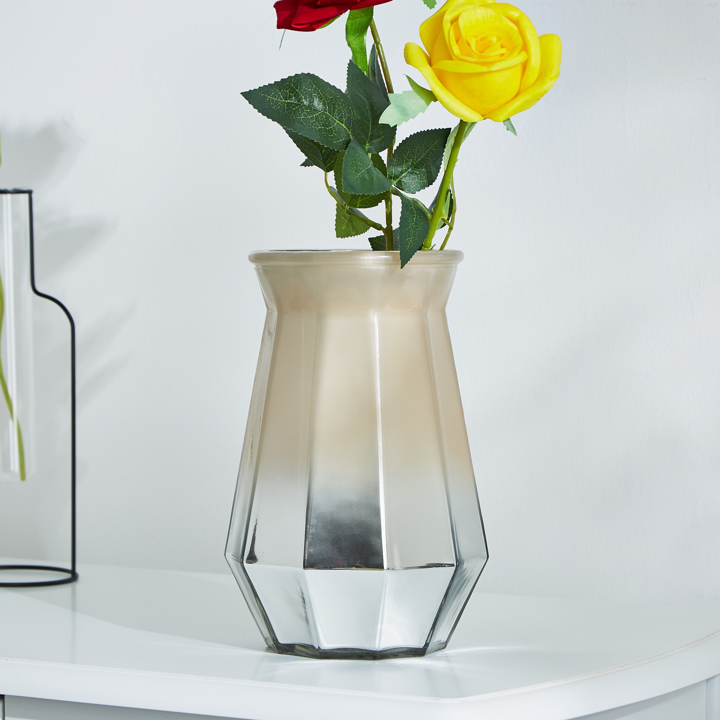 مزهرية زجاجية من كلايد-hbxbedroom-decorandaccessories-vases-image-1