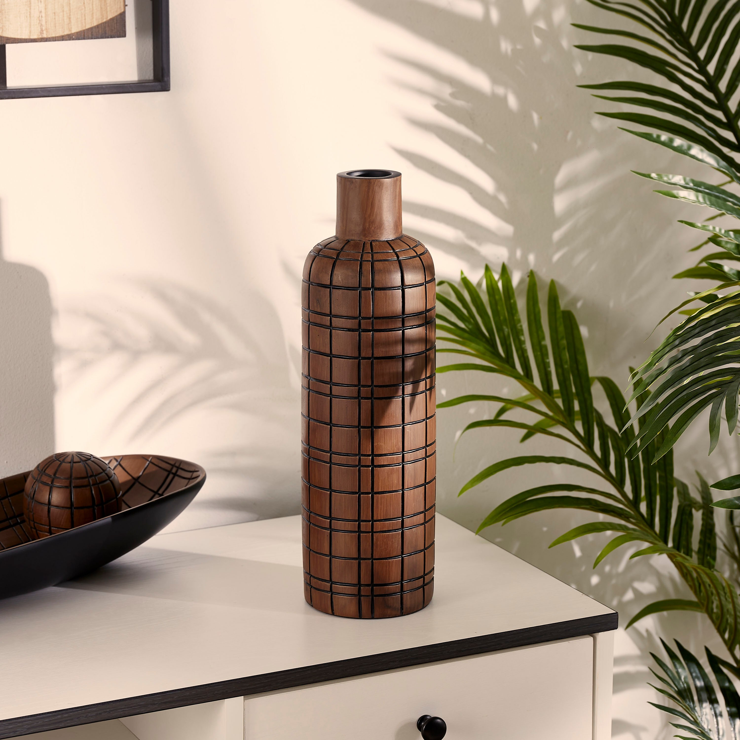 مزهرية بوليريزين أسطوانية بتصميم مربعات من أوك-hbxhomeware-hbxdecorandfurnishings-image-1