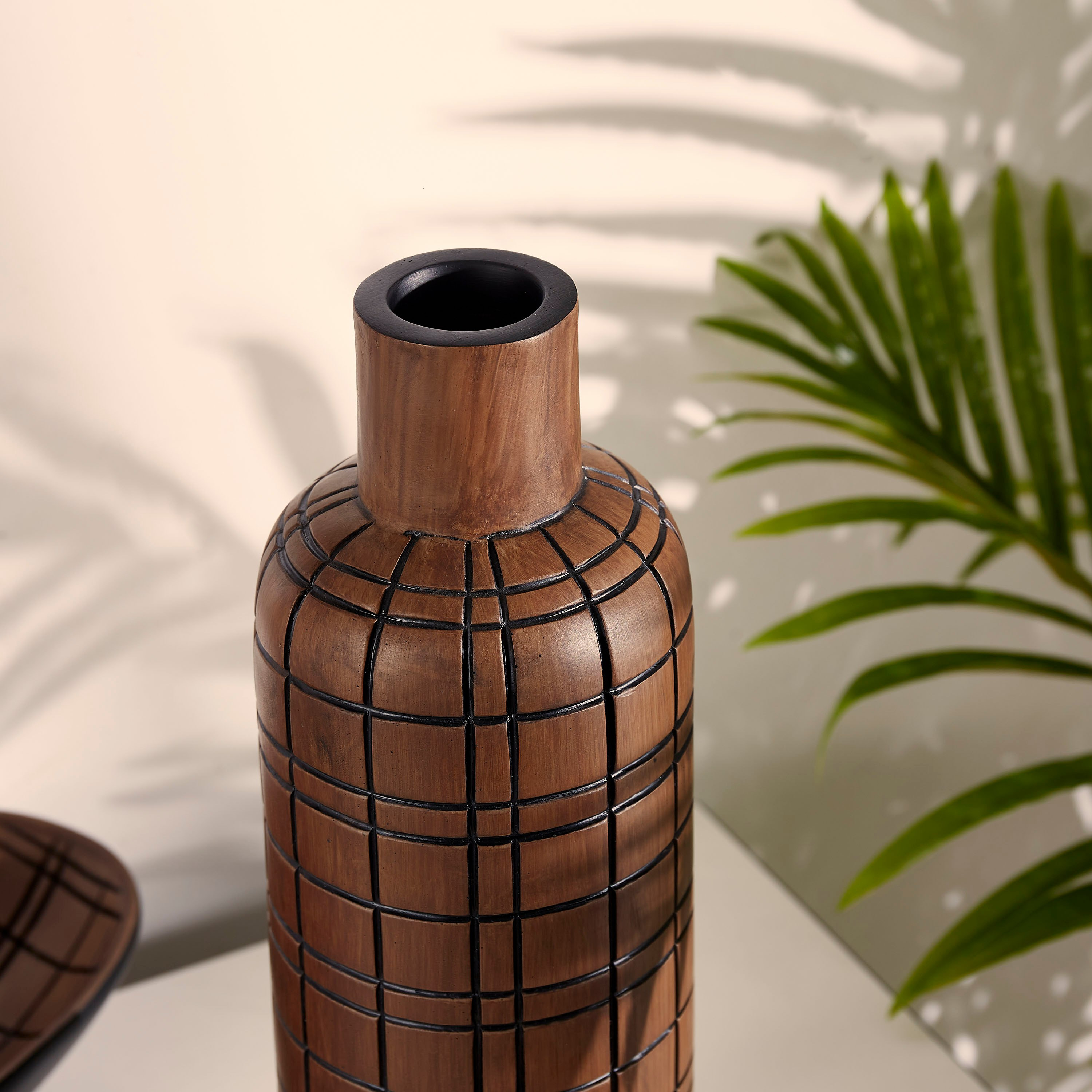 مزهرية بوليريزين أسطوانية بتصميم مربعات من أوك-hbxhomeware-hbxdecorandfurnishings-image-2