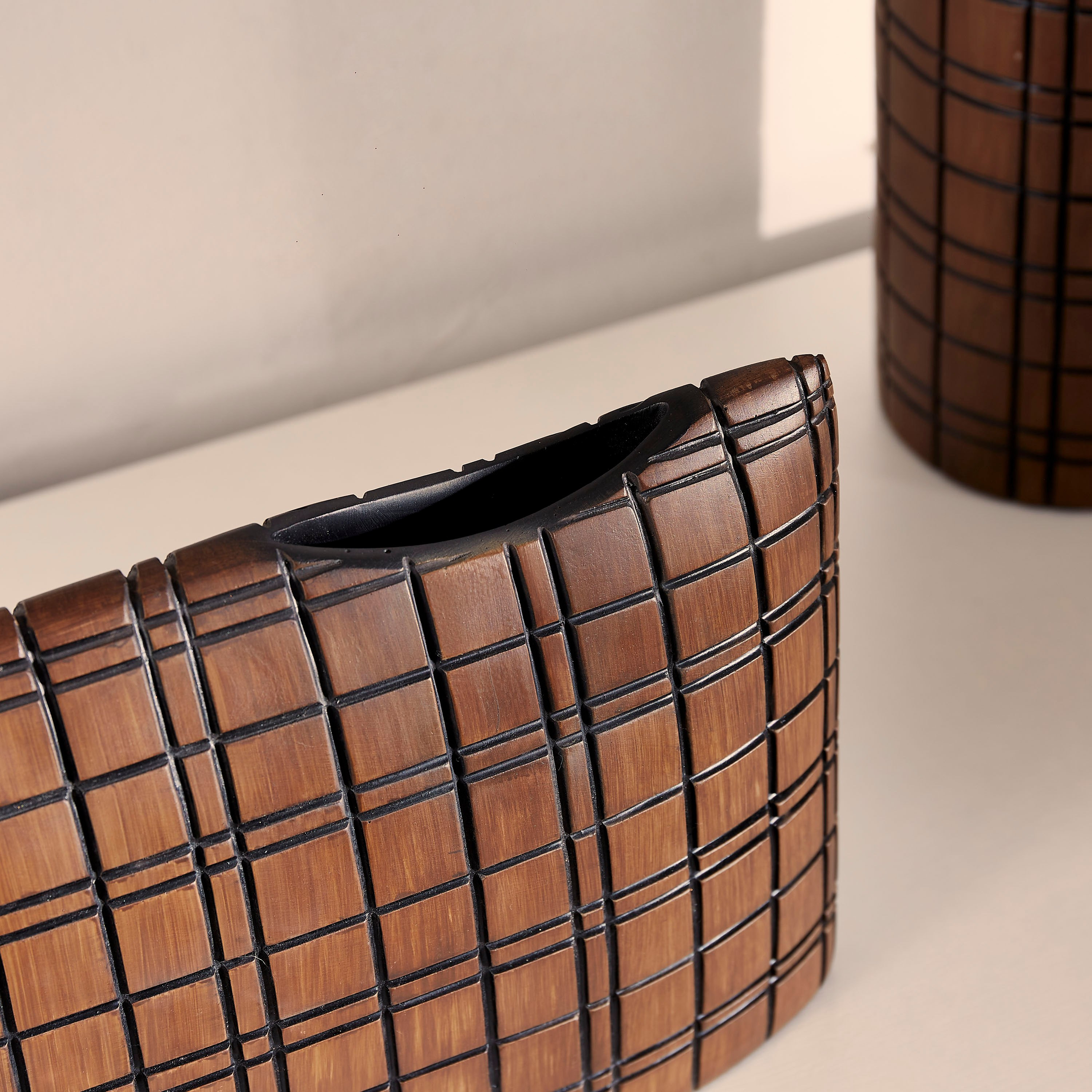 Oak Checked Square Polyresin Vase-hbxhomeware-hbxdecorandfurnishings-image-3