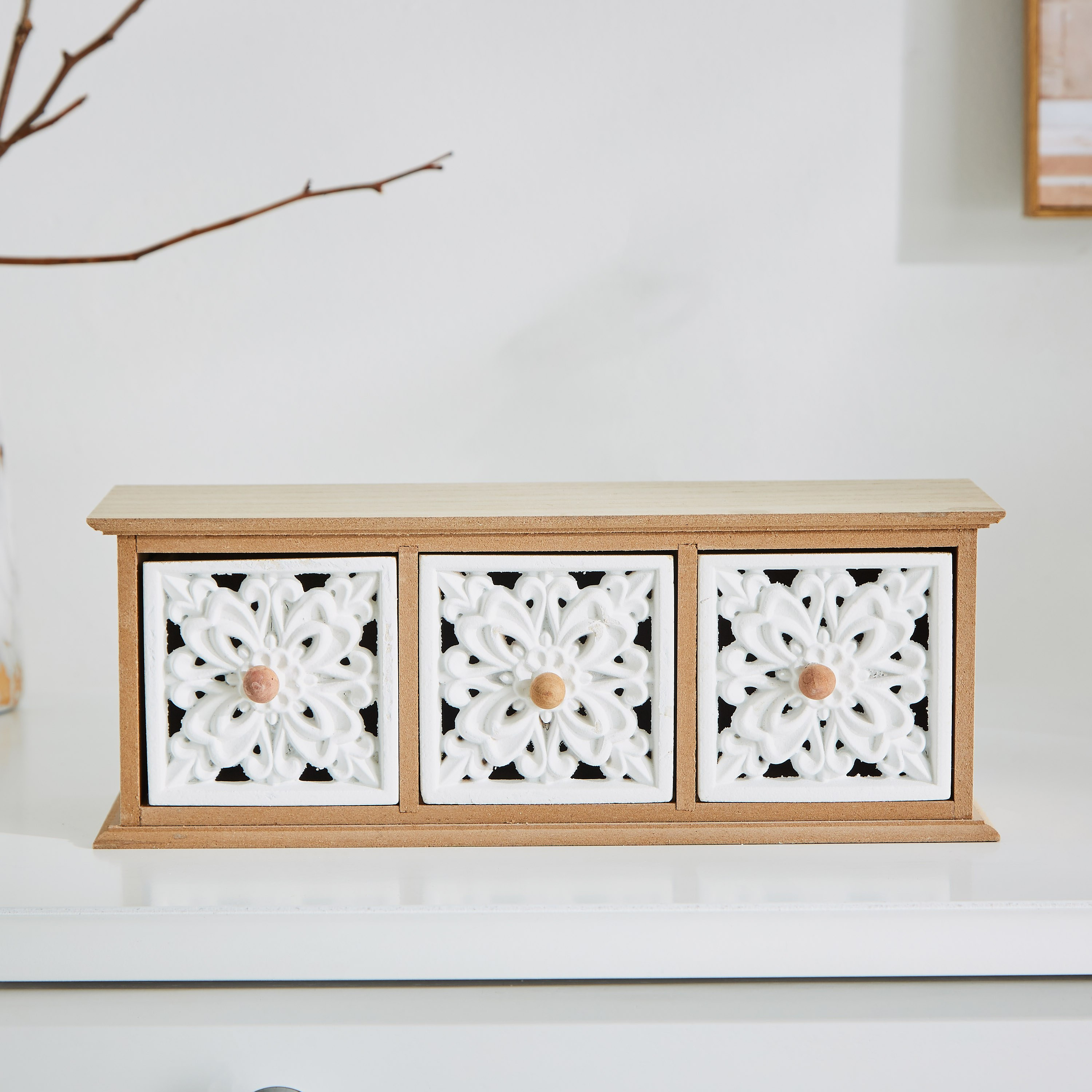 خزانة مزيّنة بـ3 أدراج من زيلا-hbxdiningroom-decorandaccessories-figurinesandornaments-image-2